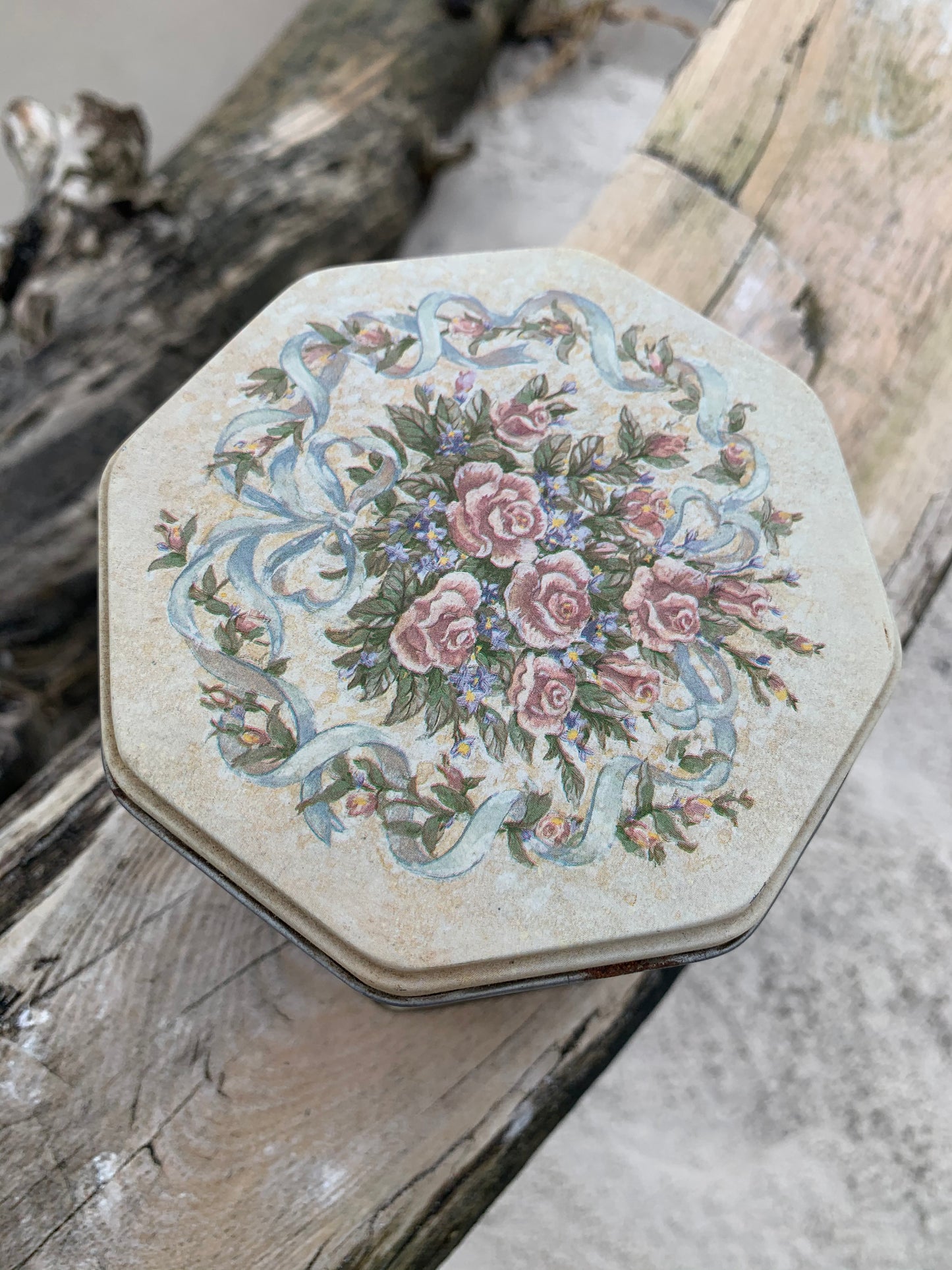 Eckige Dose mit floralen Motiven
