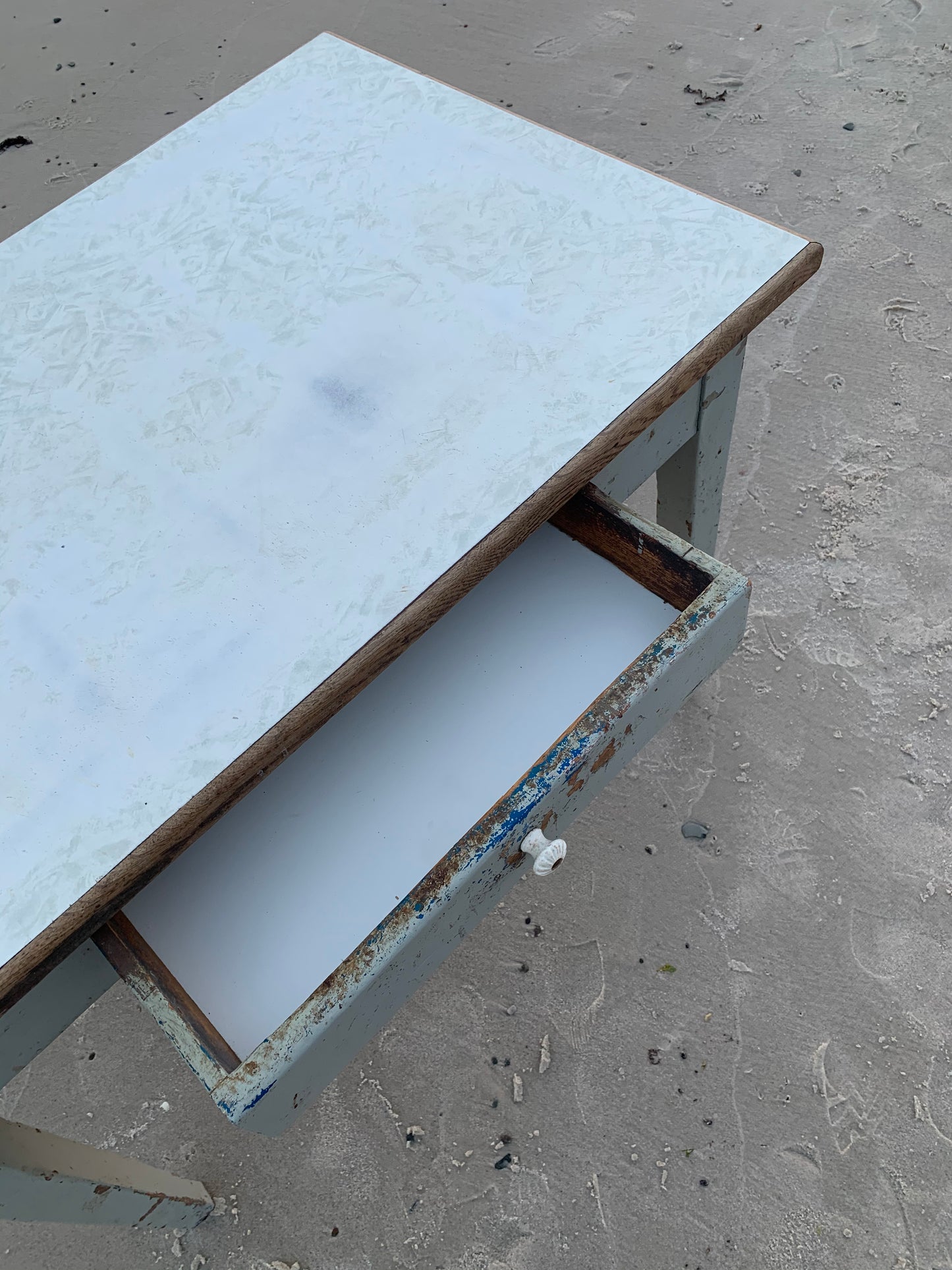Tisch mit Patina
