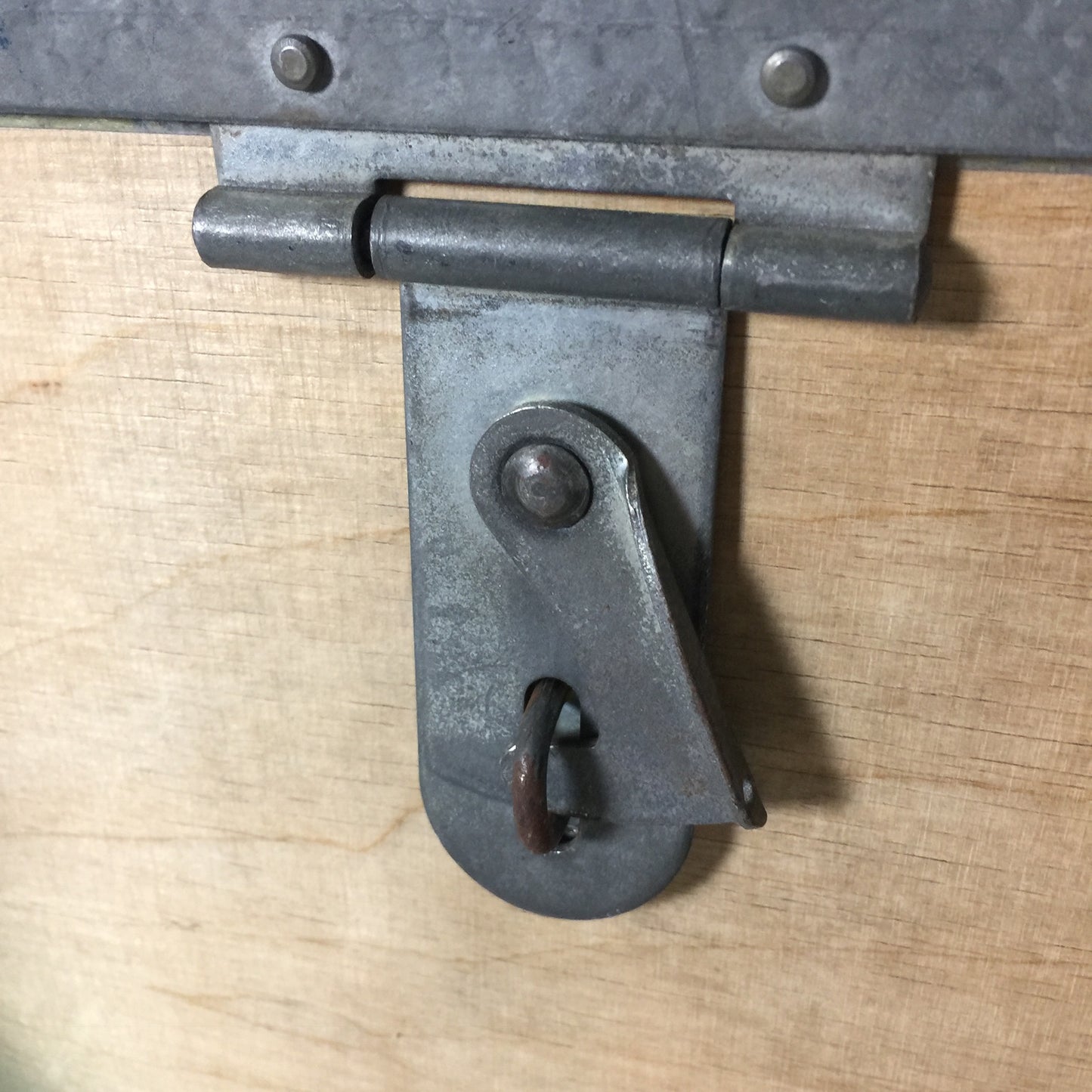Schöne Box aus Furnier und Metall