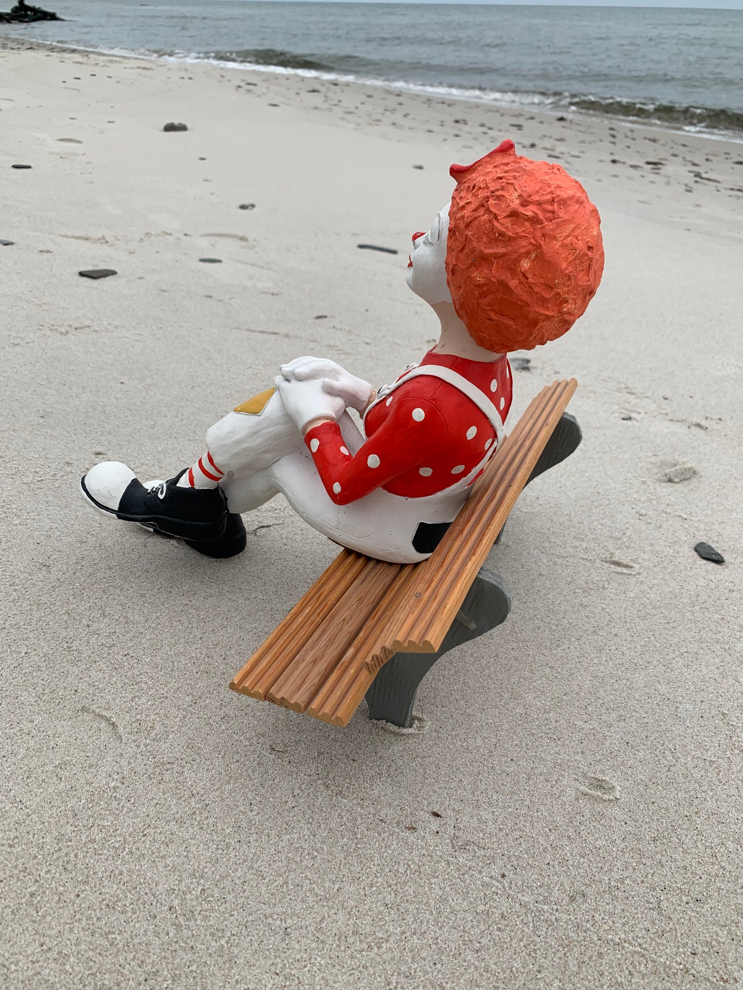 Clown auf der Bank