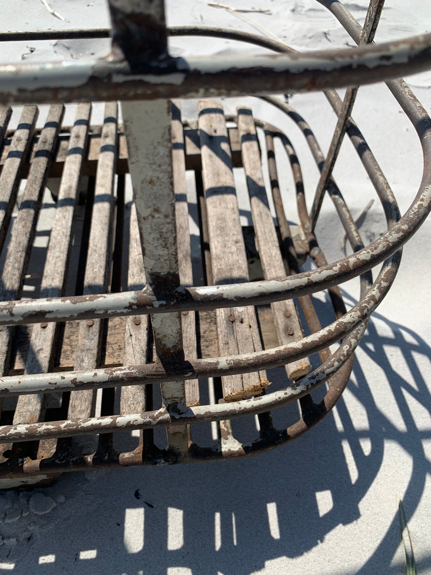 Französischer Wagen mit Rädern und Holzsockel