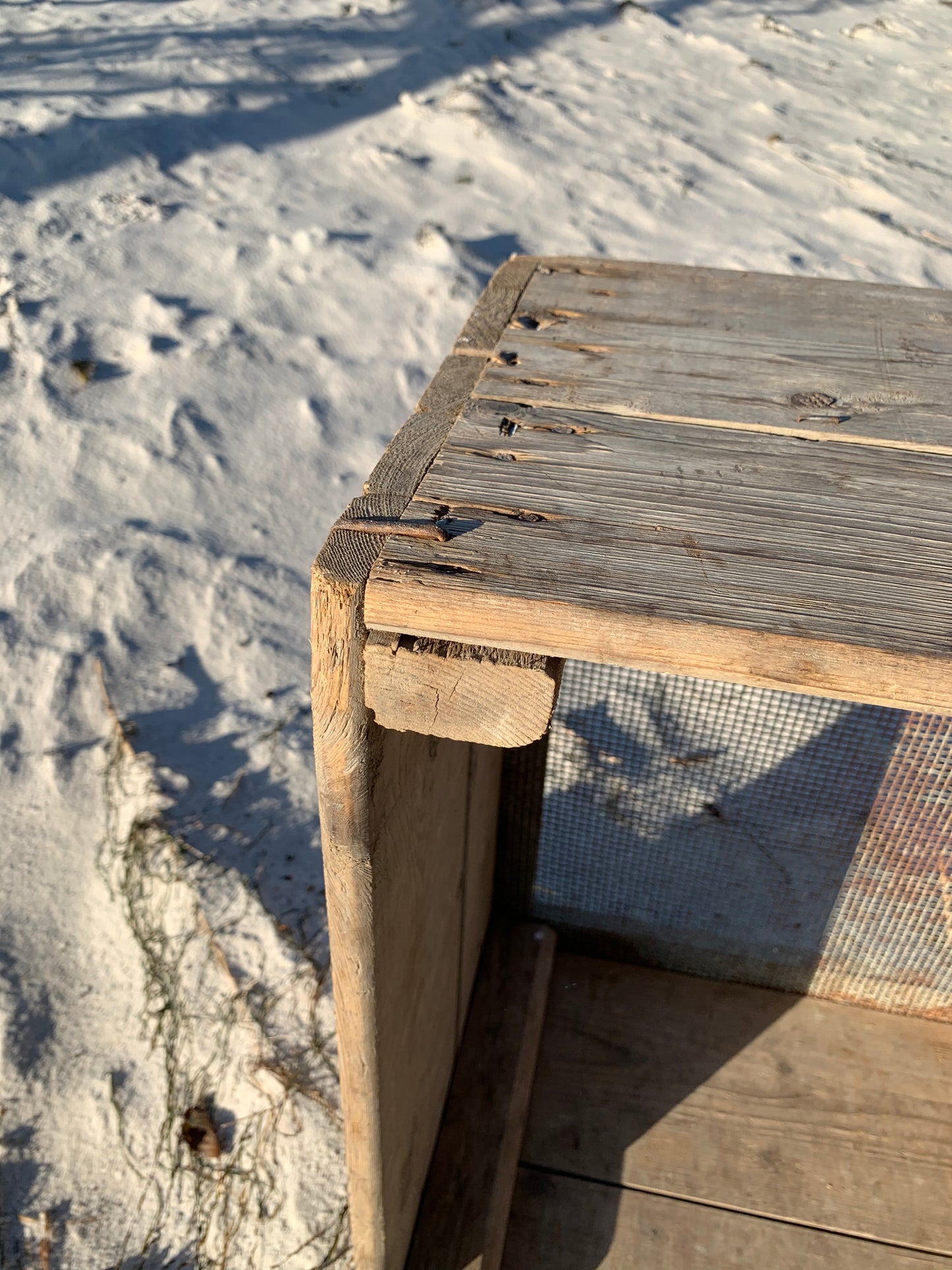 Schöne Holzkiste mit Text und Netz am Boden