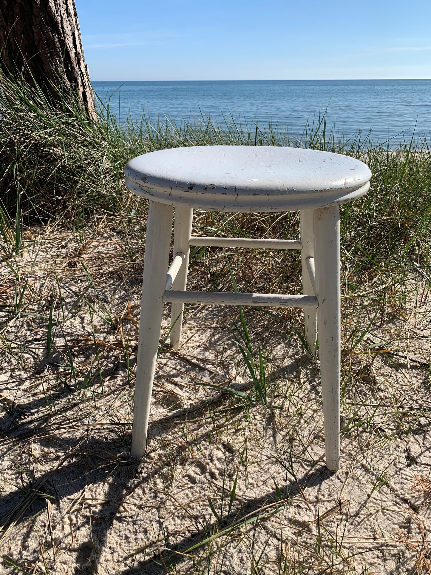 Schöner weißer Hocker