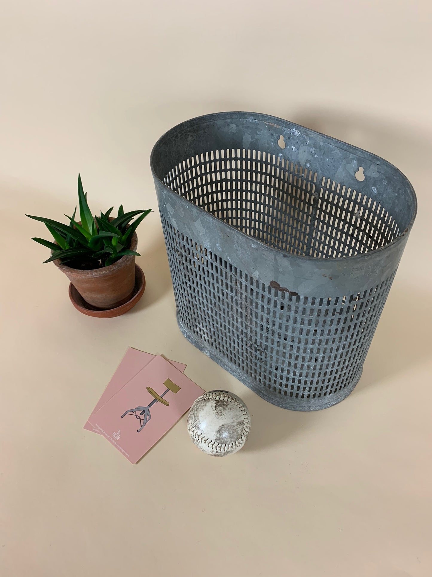 Design-Mülleimer aus Metall