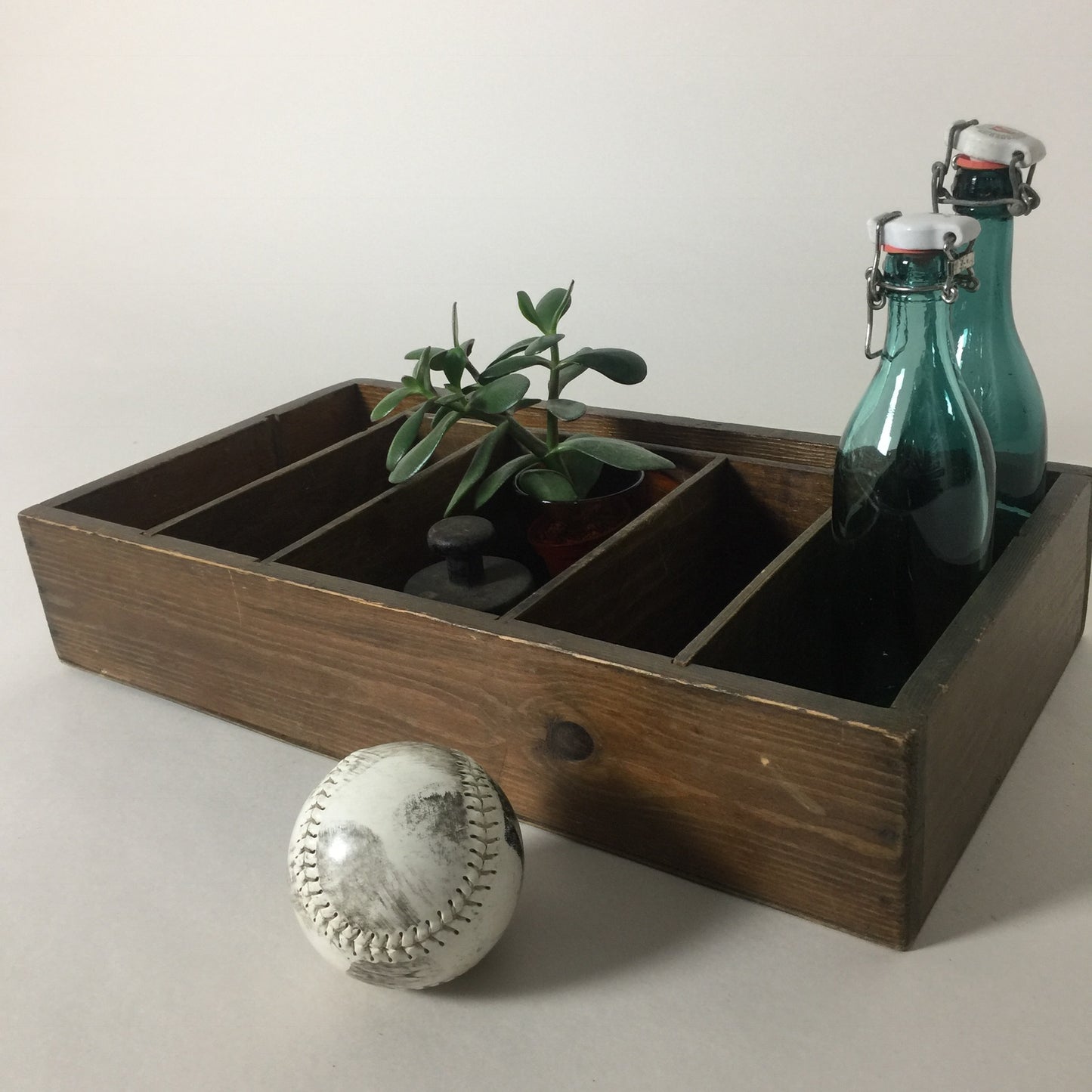 Schöne Holzkiste in dunklem Holz mit Platz