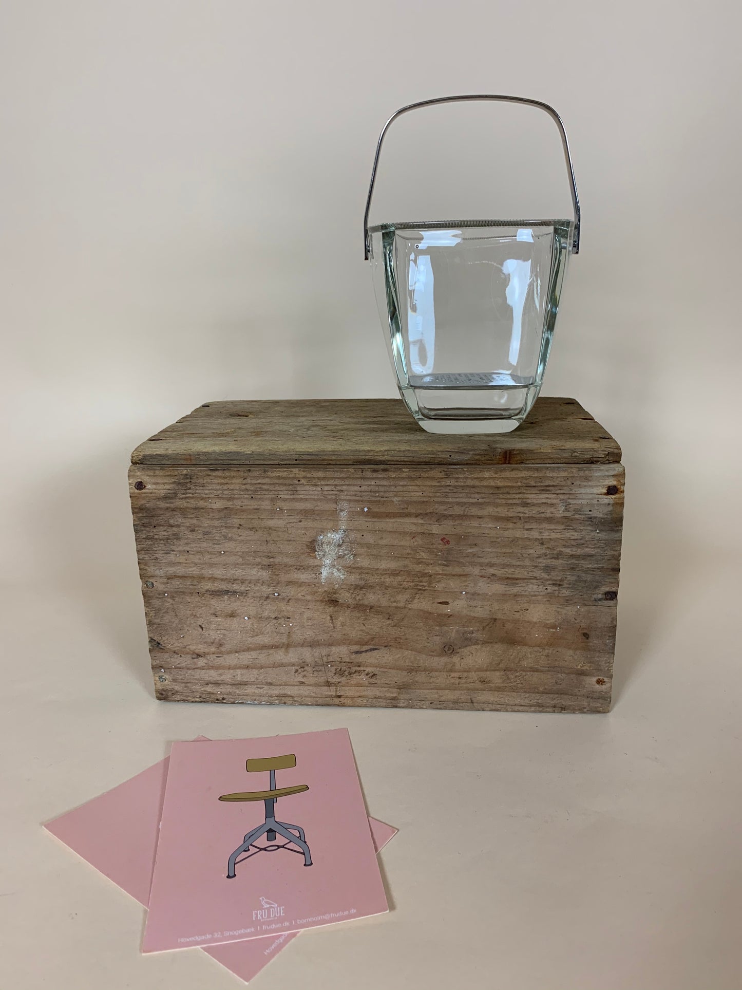 Eiskübel aus Glas mit Muster am Rand