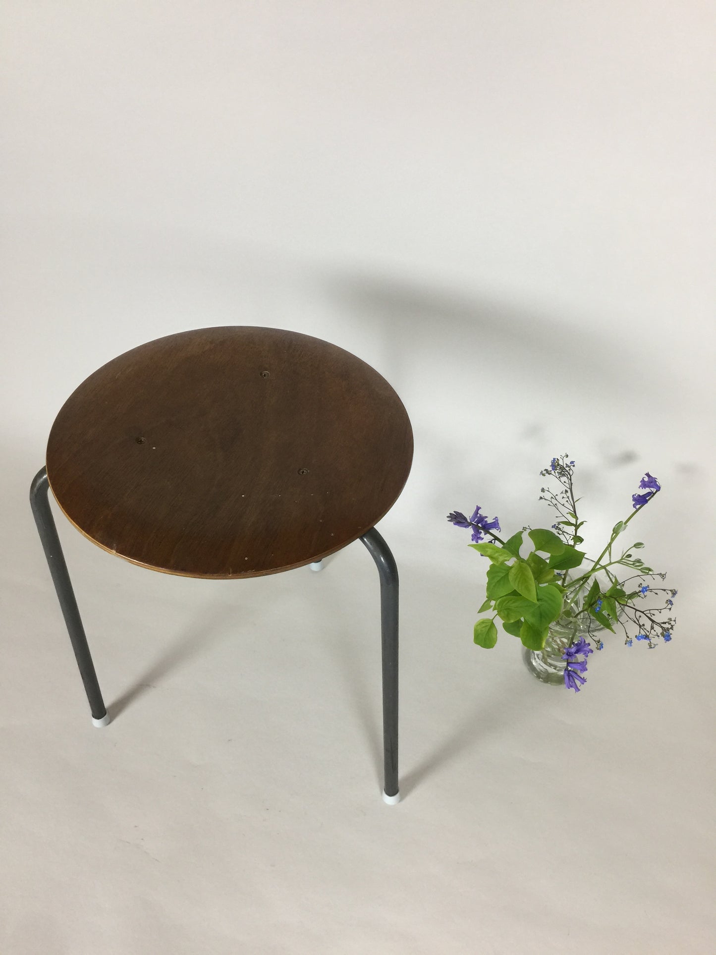 Der Hocker mit schlichtem und industriellem Design