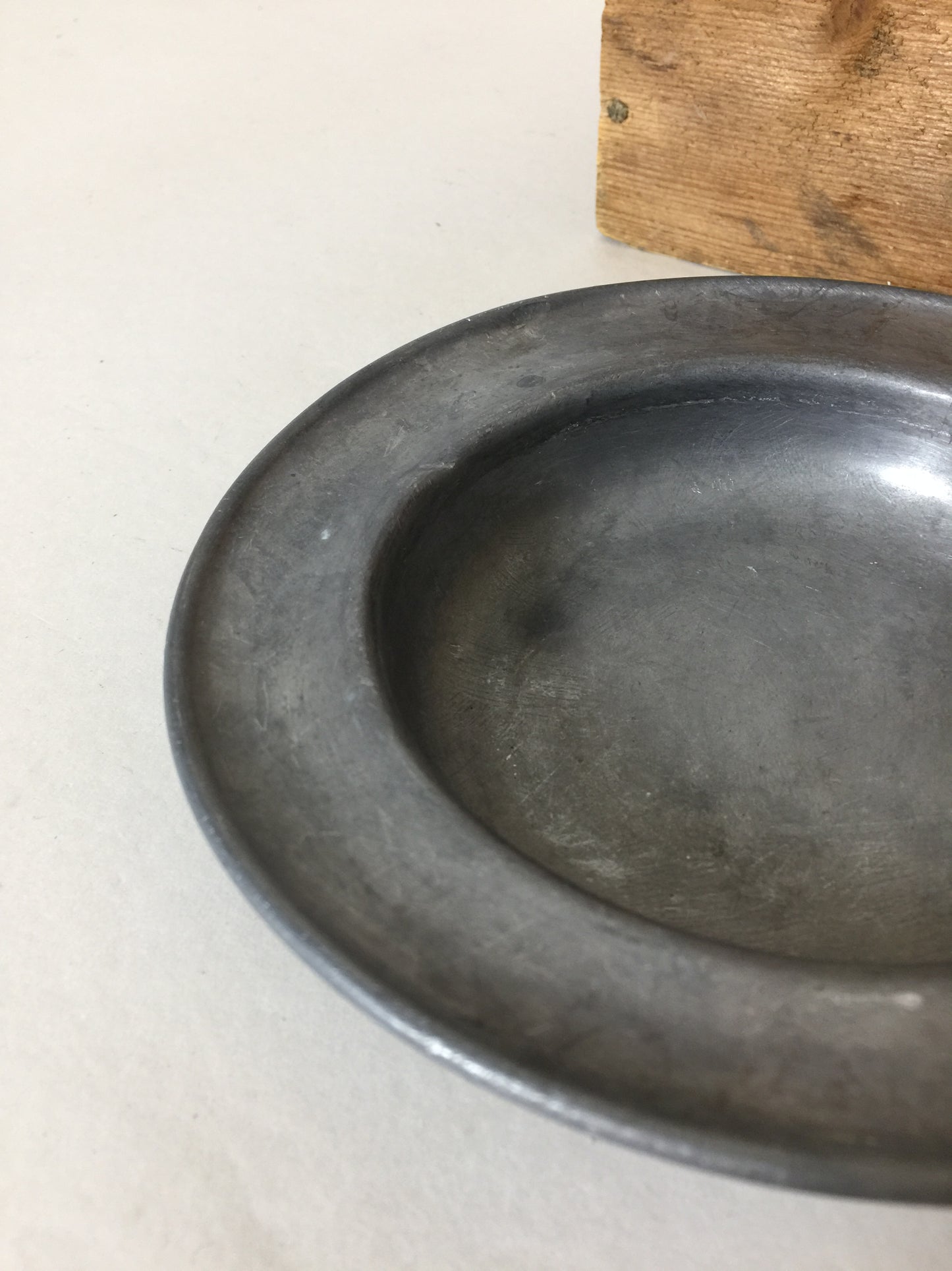 Schöne kleine Zinnschale