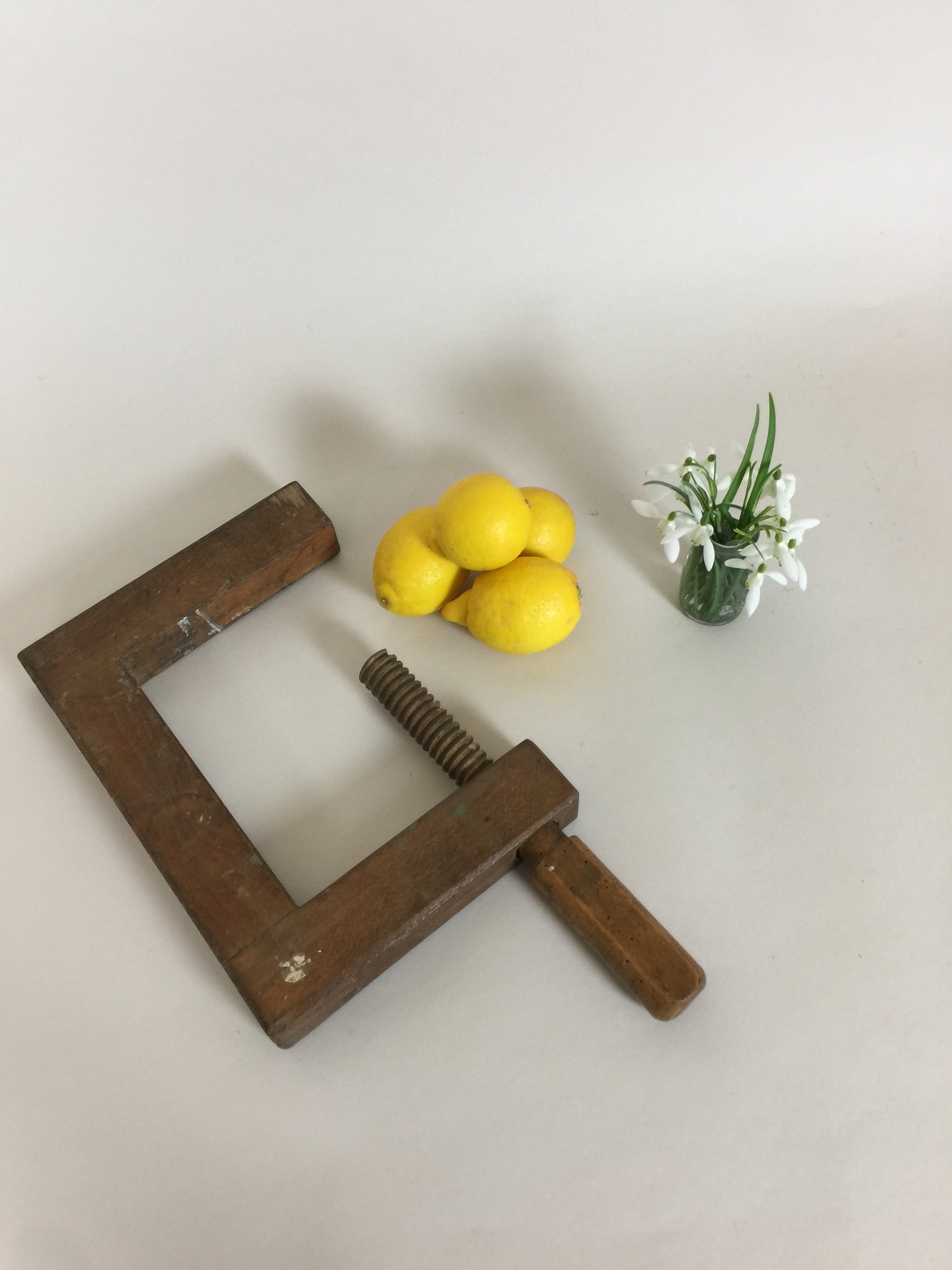 Alte und feine Schraubzwinge mit viel Patina
