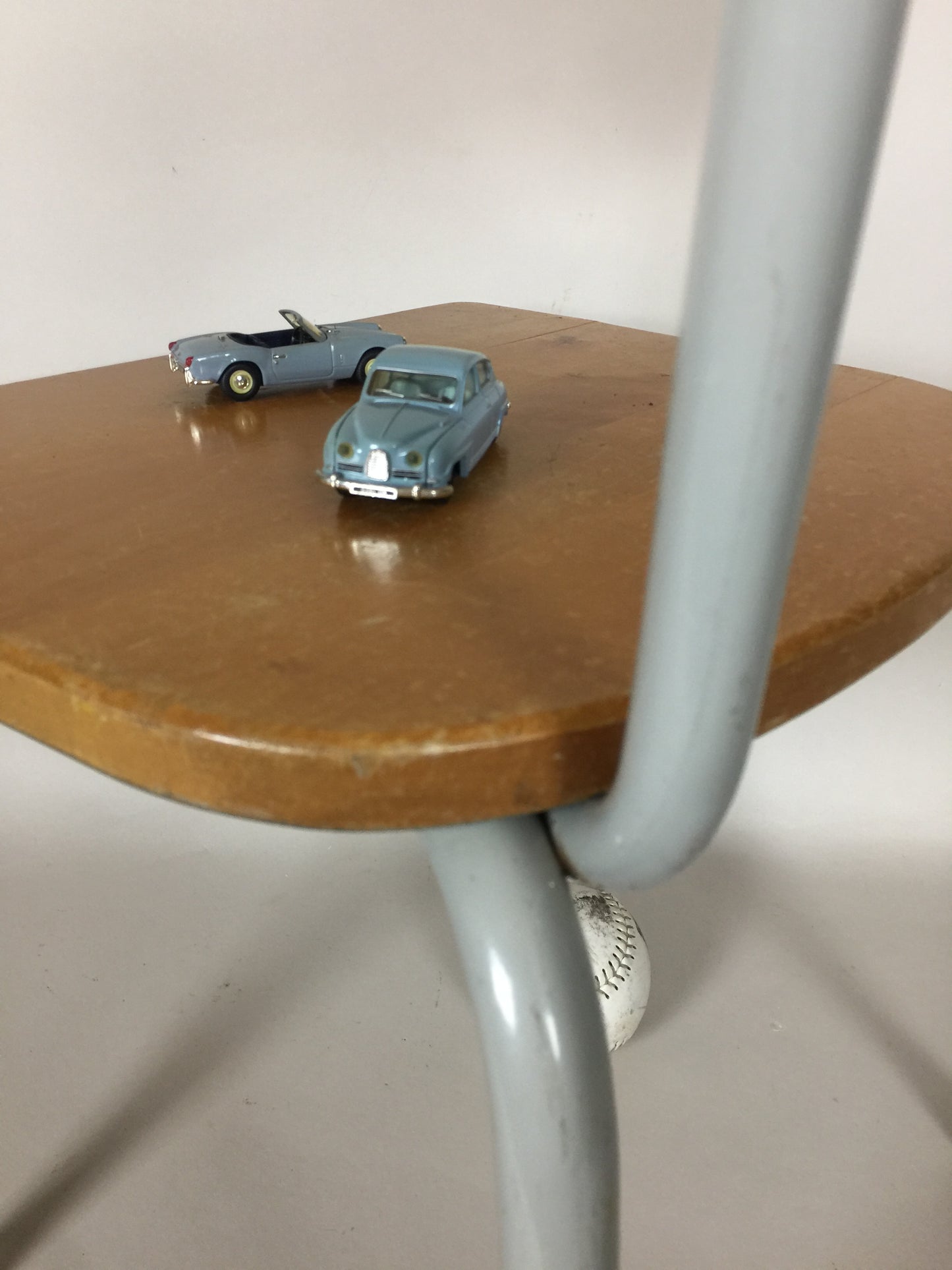 Schöner industrieller Kinderstuhl