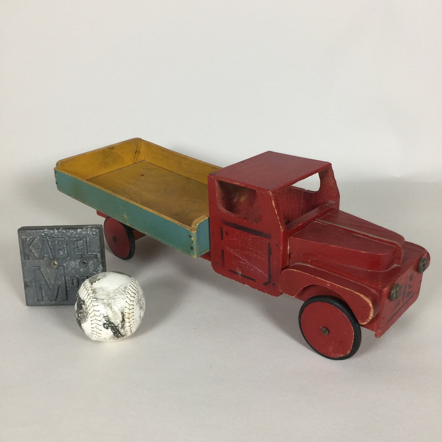 Schöner alter und dekorativer Holzlastwagen