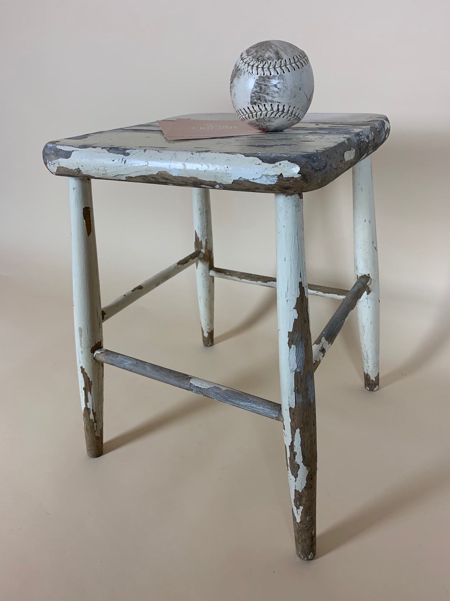 Der Hocker mit viel Patina