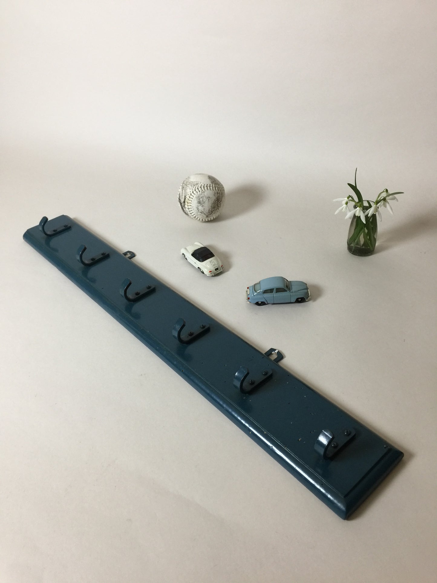 Schöne alte blaue Kleiderstange