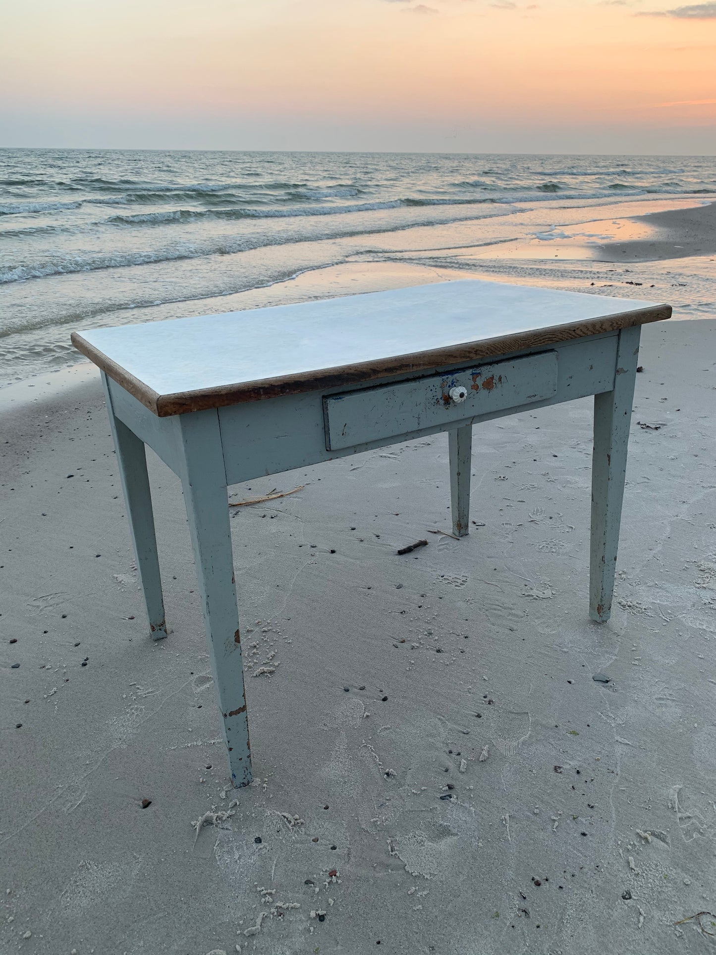Tisch mit Patina