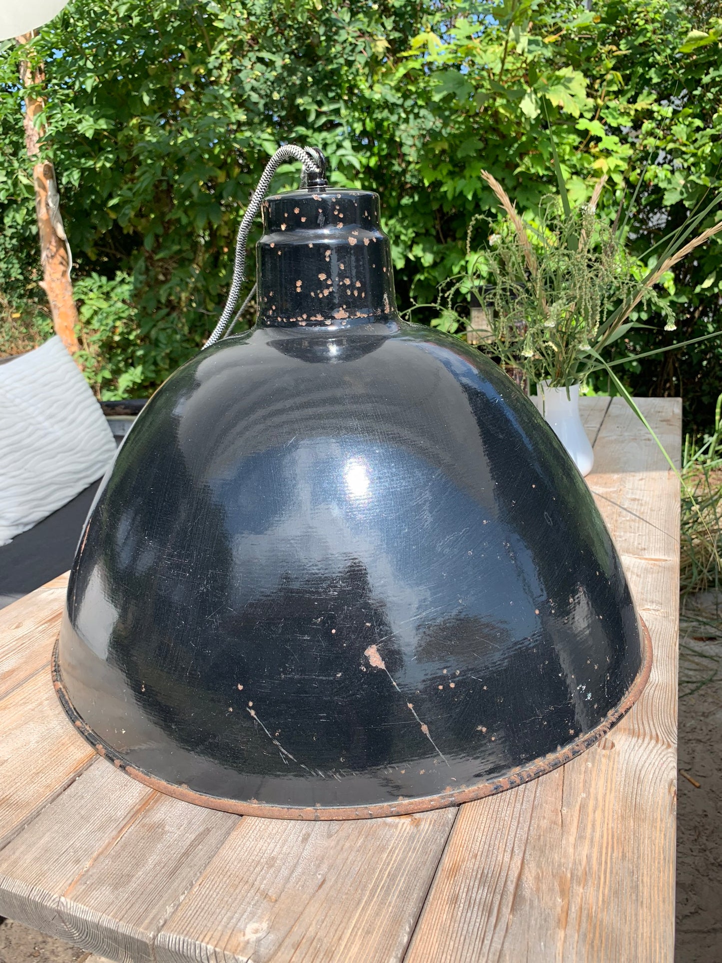 Große rohe und industrielle Lampe