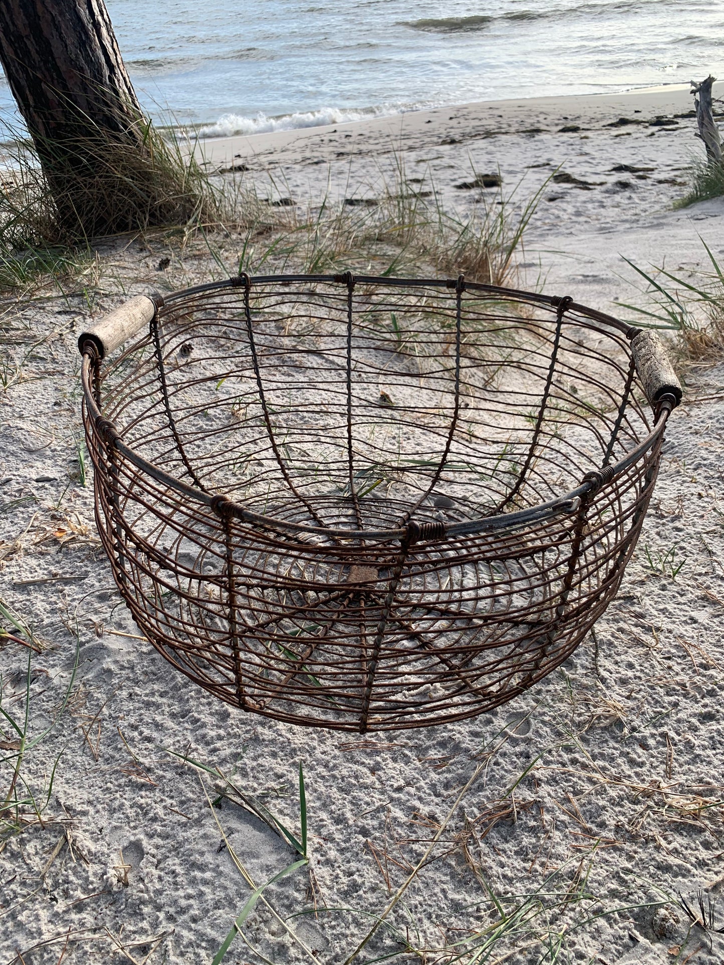 Drahtkorb mit Holzgriff