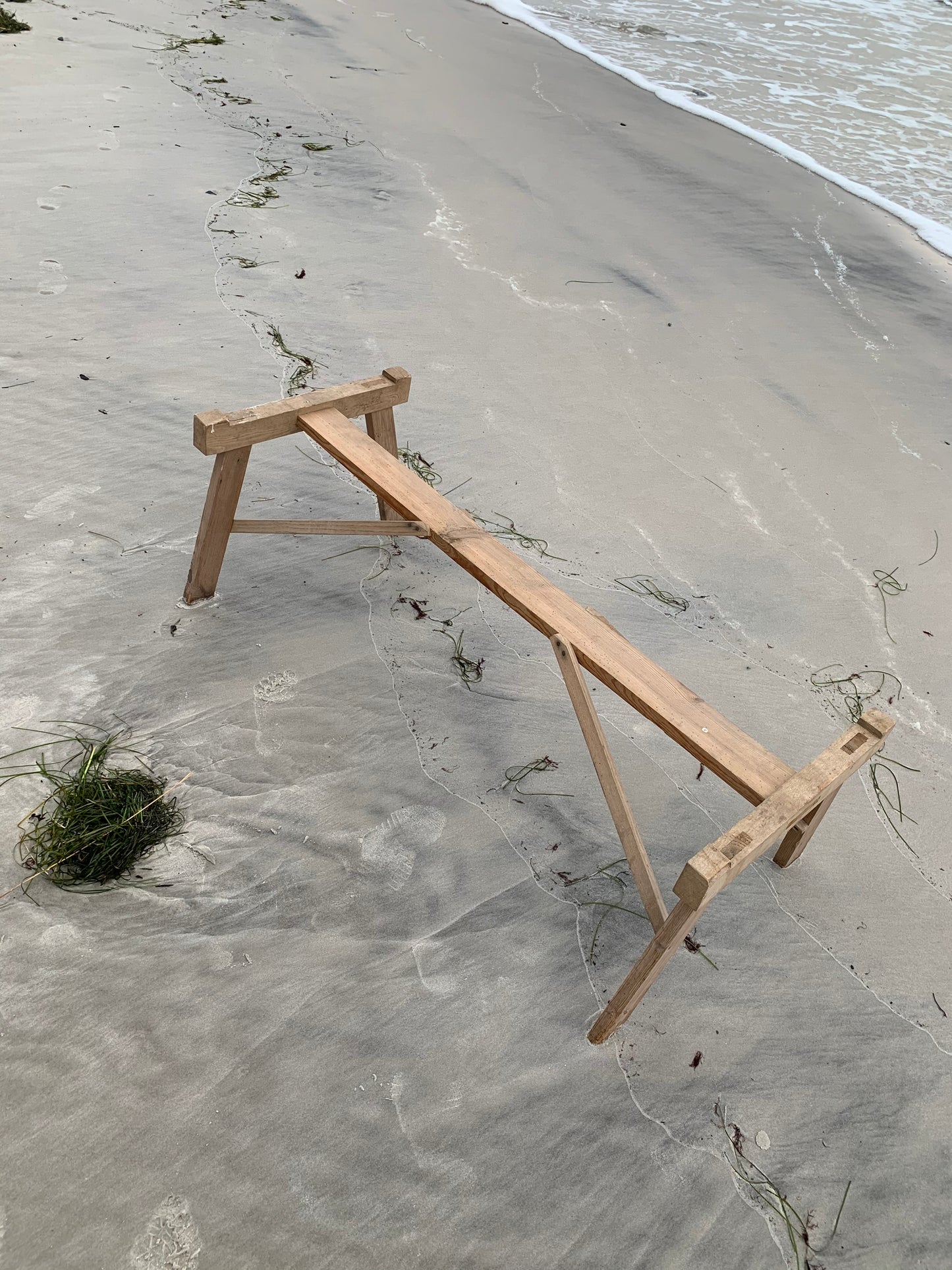 Sehr große Holzkiste mit Ständer