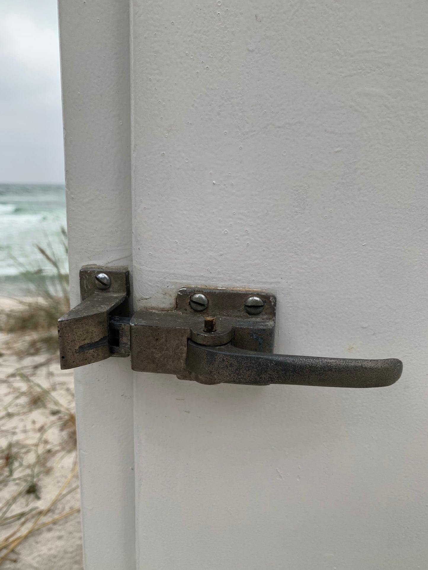 Lustiger alter Kühl- oder Gefrierschrank
