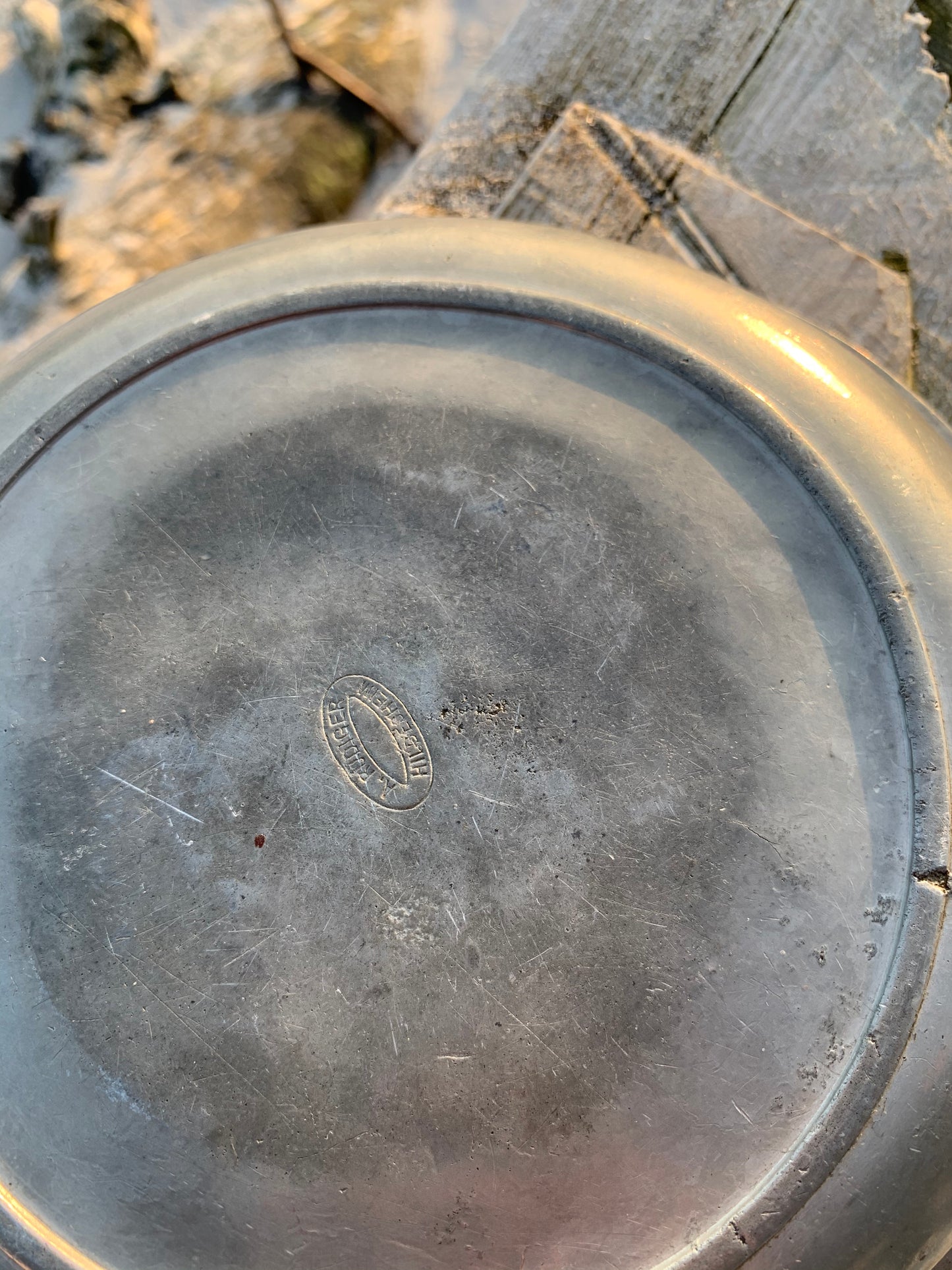 Schiefe und bezaubernde kleine Zinnschale