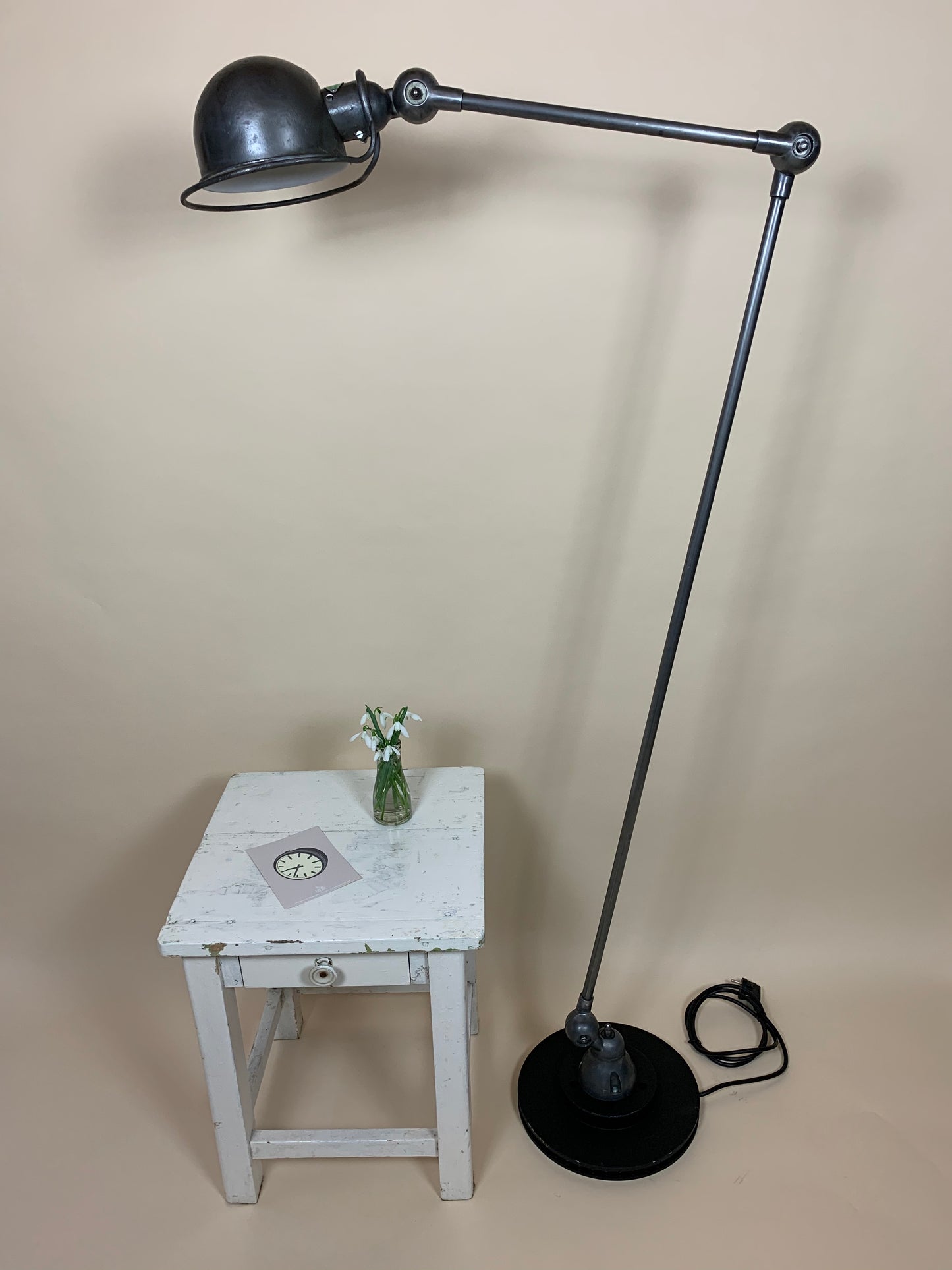 Schöne und seltene Jieldé Stehlampe mit zwei Armen