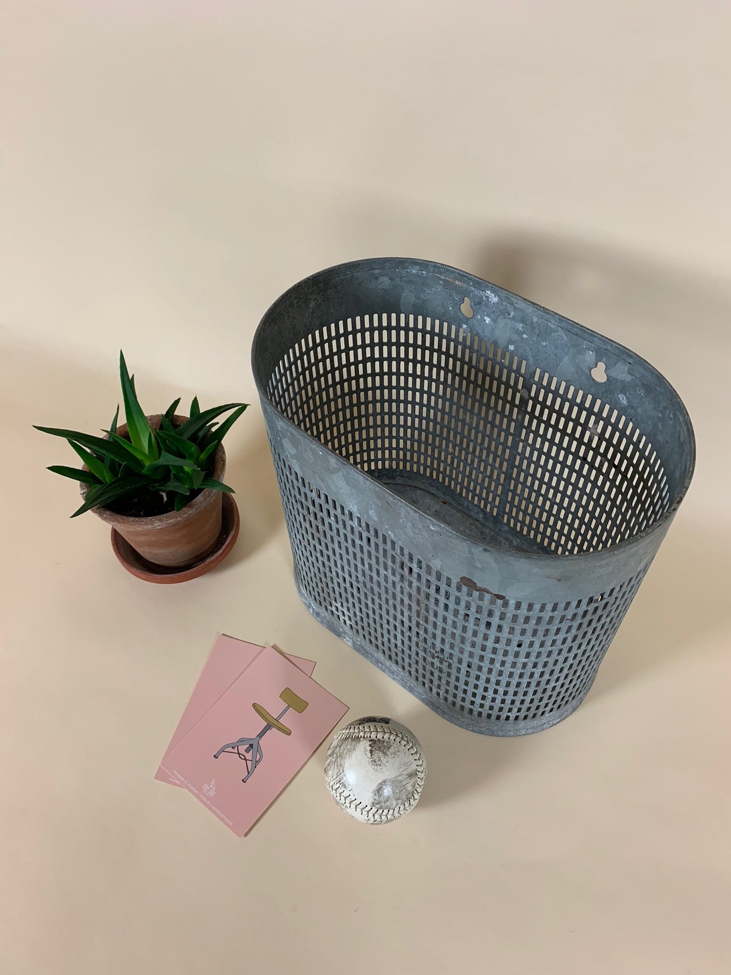 Design-Mülleimer aus Metall