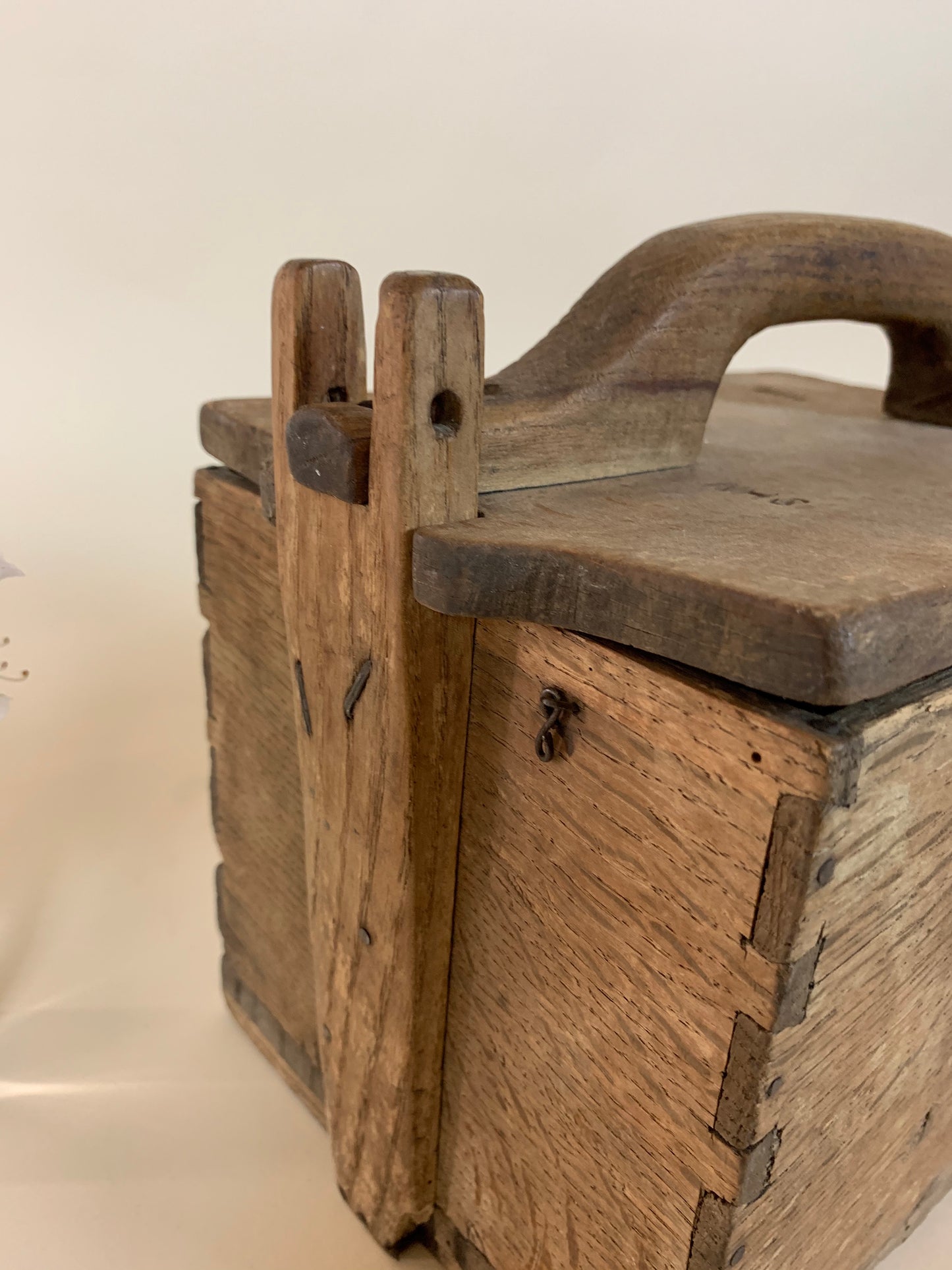 Sehr schöne Holzkiste mit Deckel und Griff oben