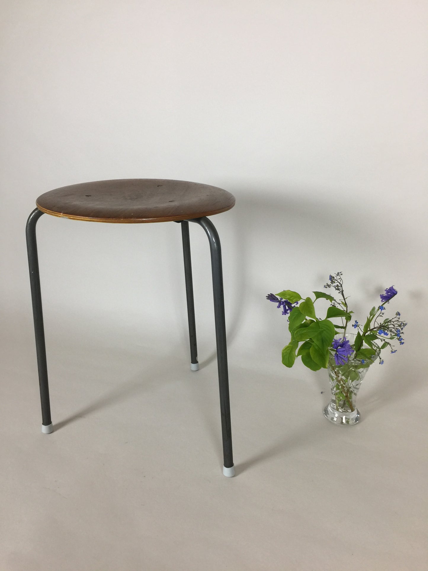Der Hocker mit schlichtem und industriellem Design