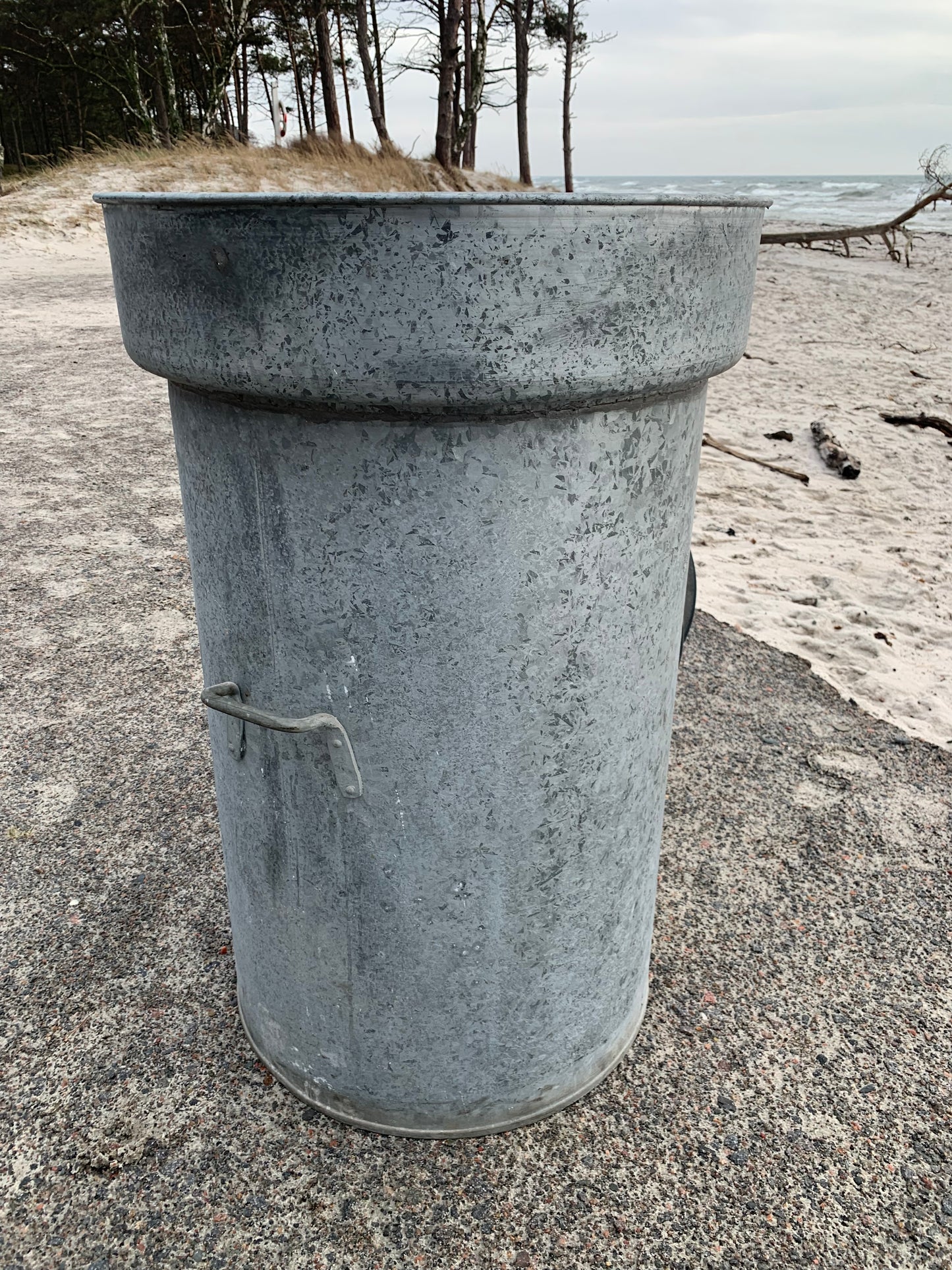 Sehr großer Behälter mit Deckel