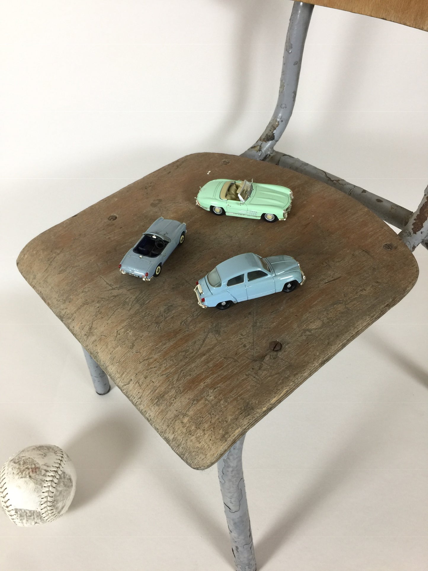 Roher Kinderstuhl mit viel Patina