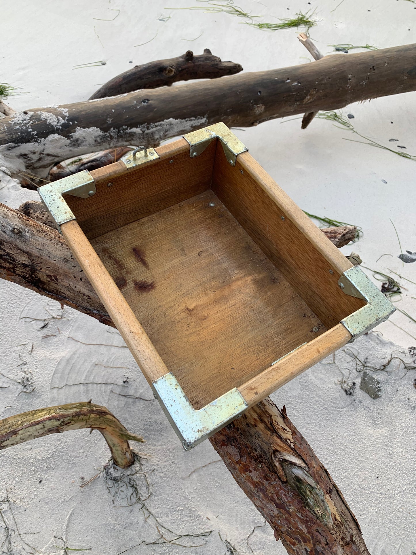 Holzkiste mit Beschlägen