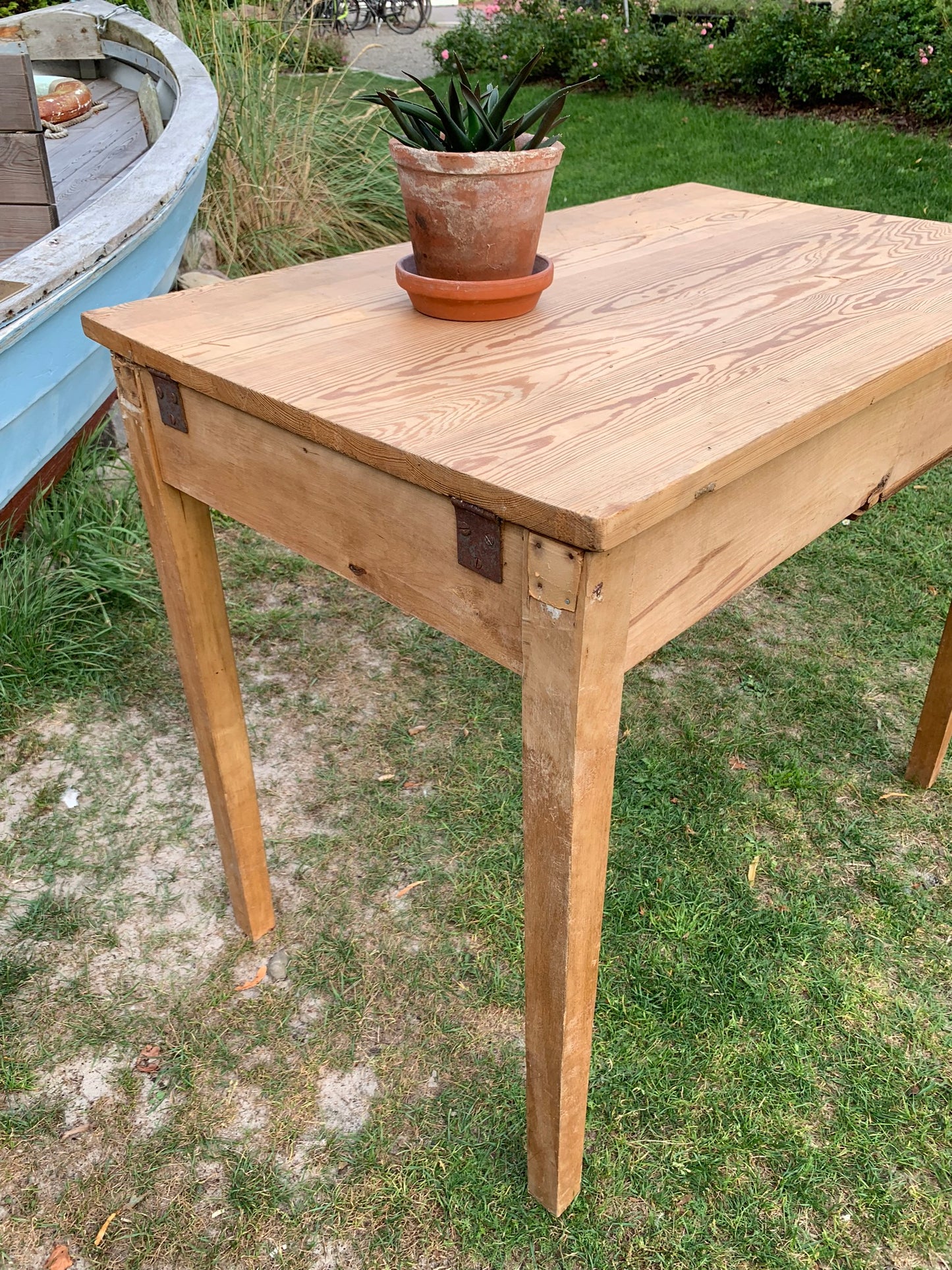 Schöner Holztisch aus Schweden - mit Stauraum unter der Tischplatte