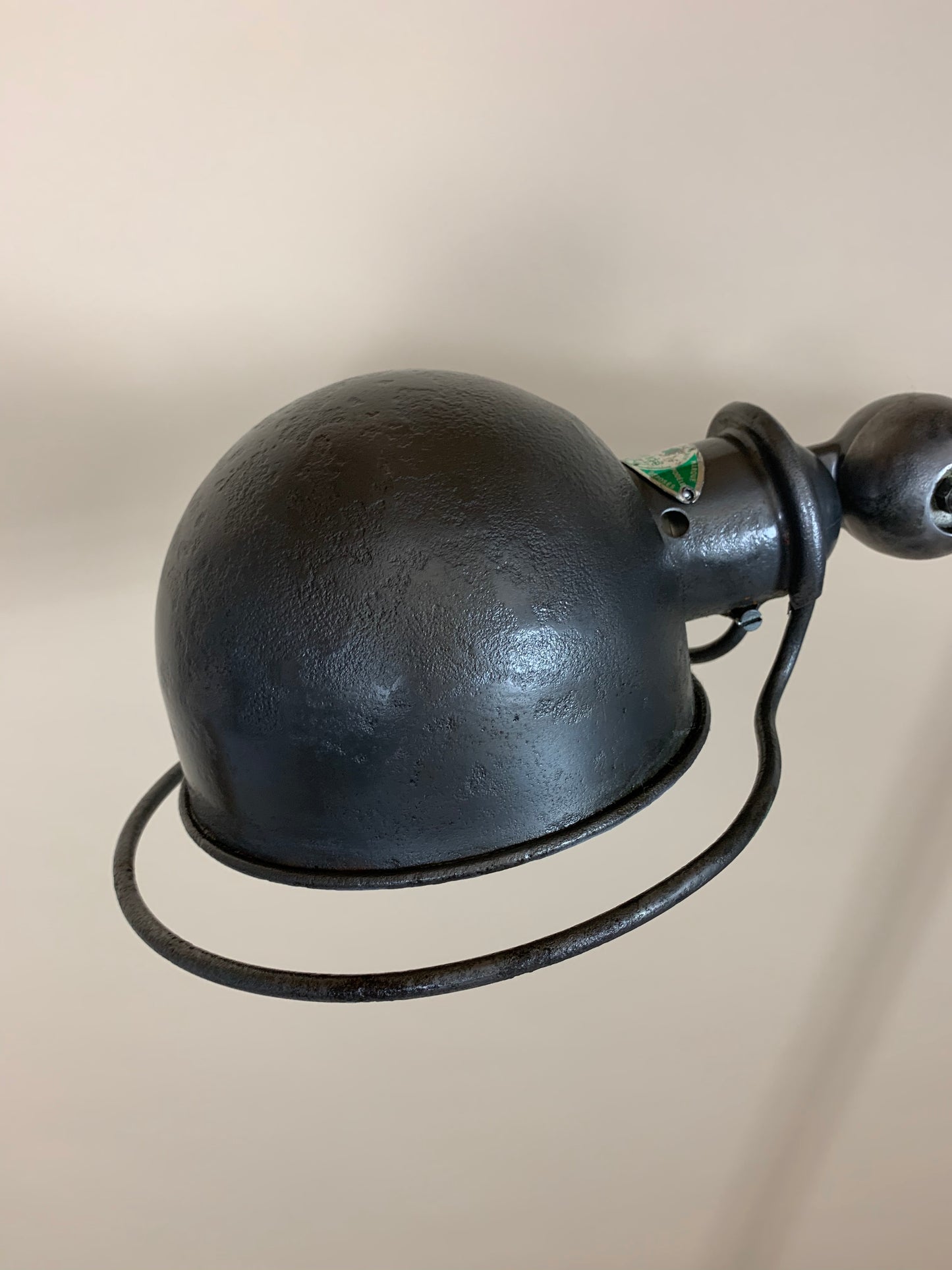 Schöne und seltene Jieldé Stehlampe mit zwei Armen