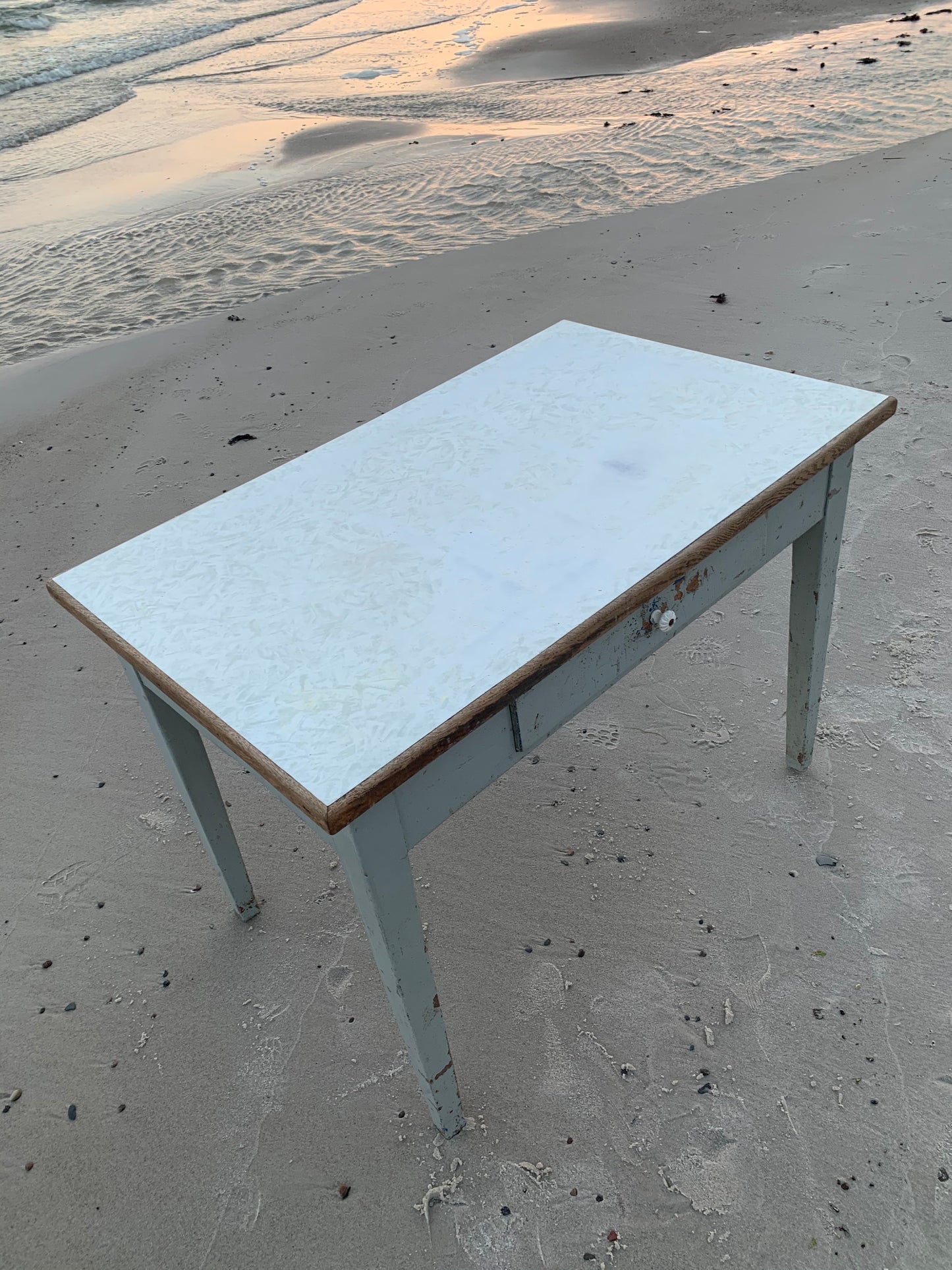 Tisch mit Patina
