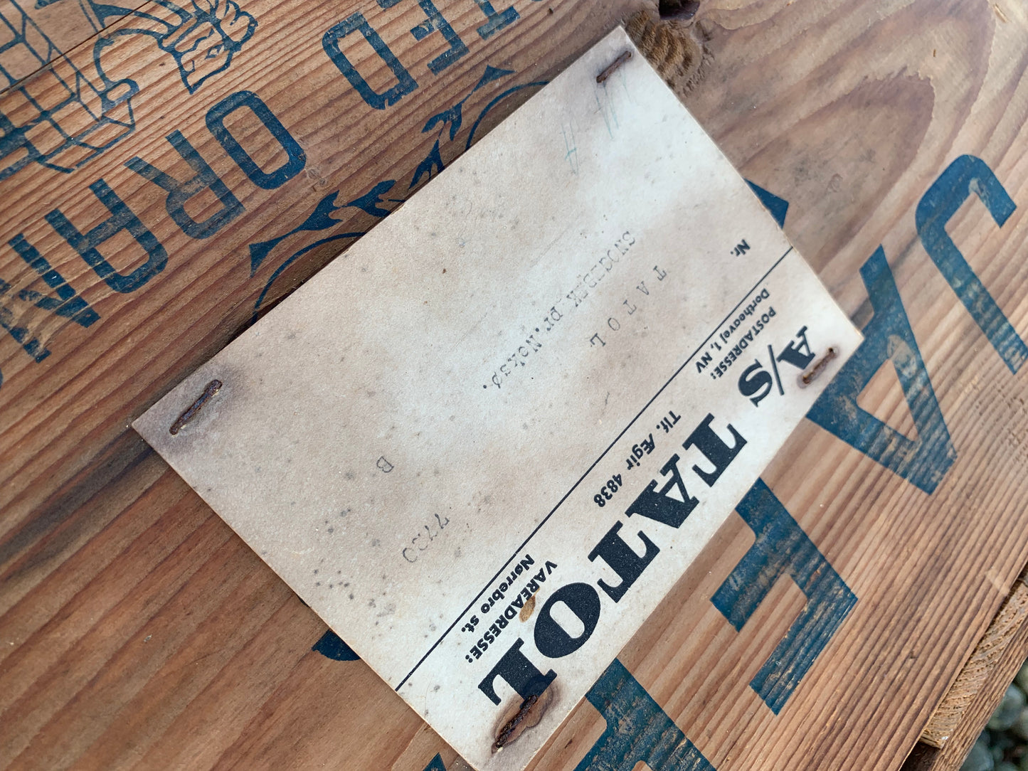 Alte Holzkiste mit "Tatol-Marke"