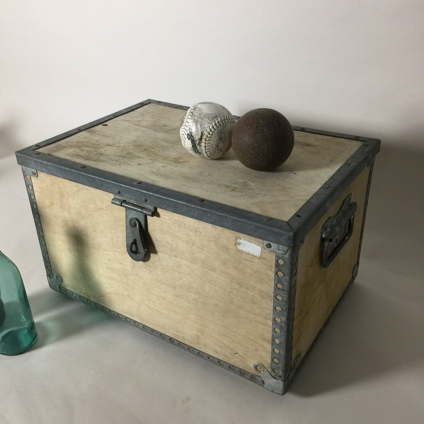 Schöne Box aus Furnier und Metall