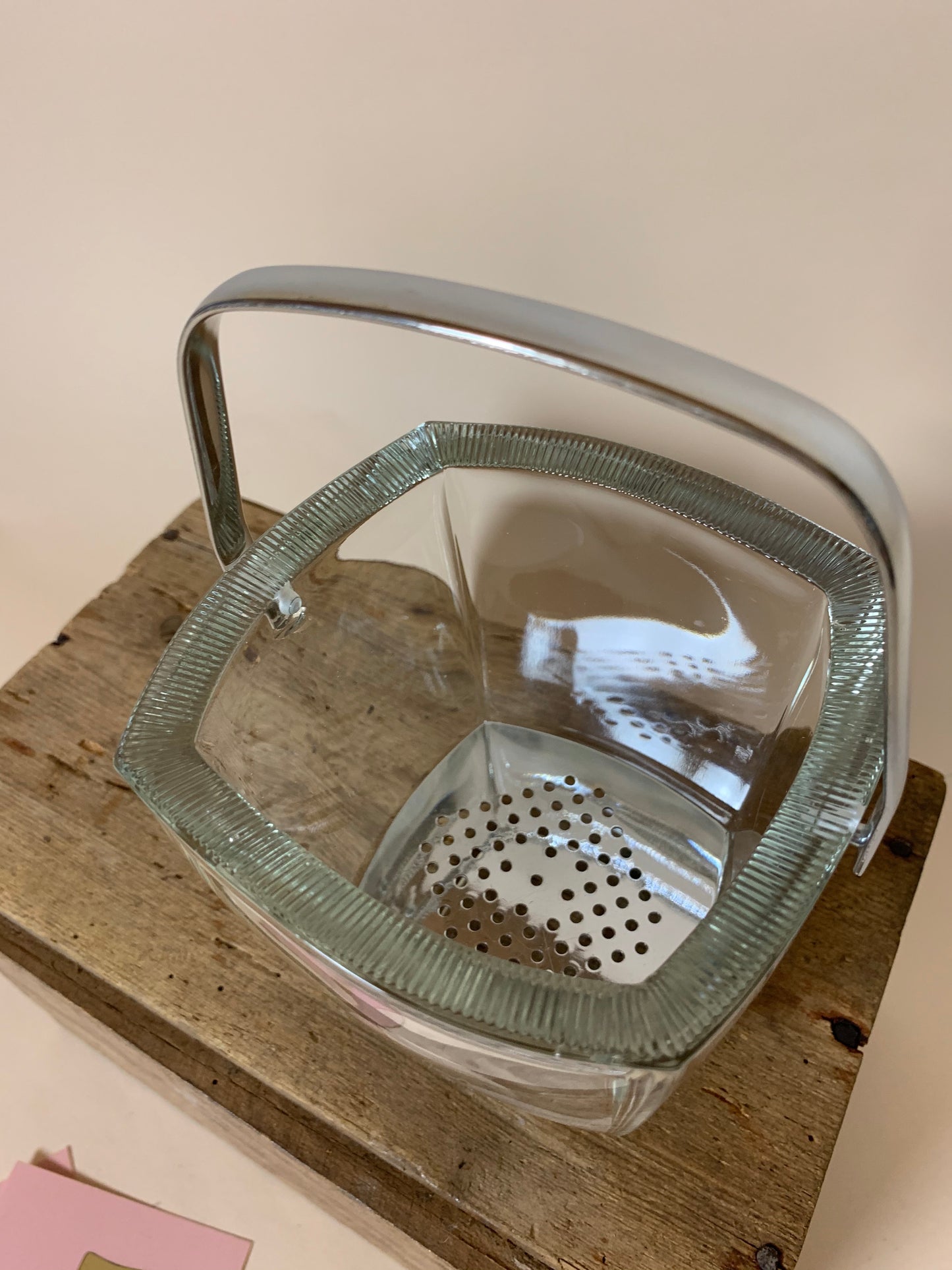 Eiskübel aus Glas mit Muster am Rand