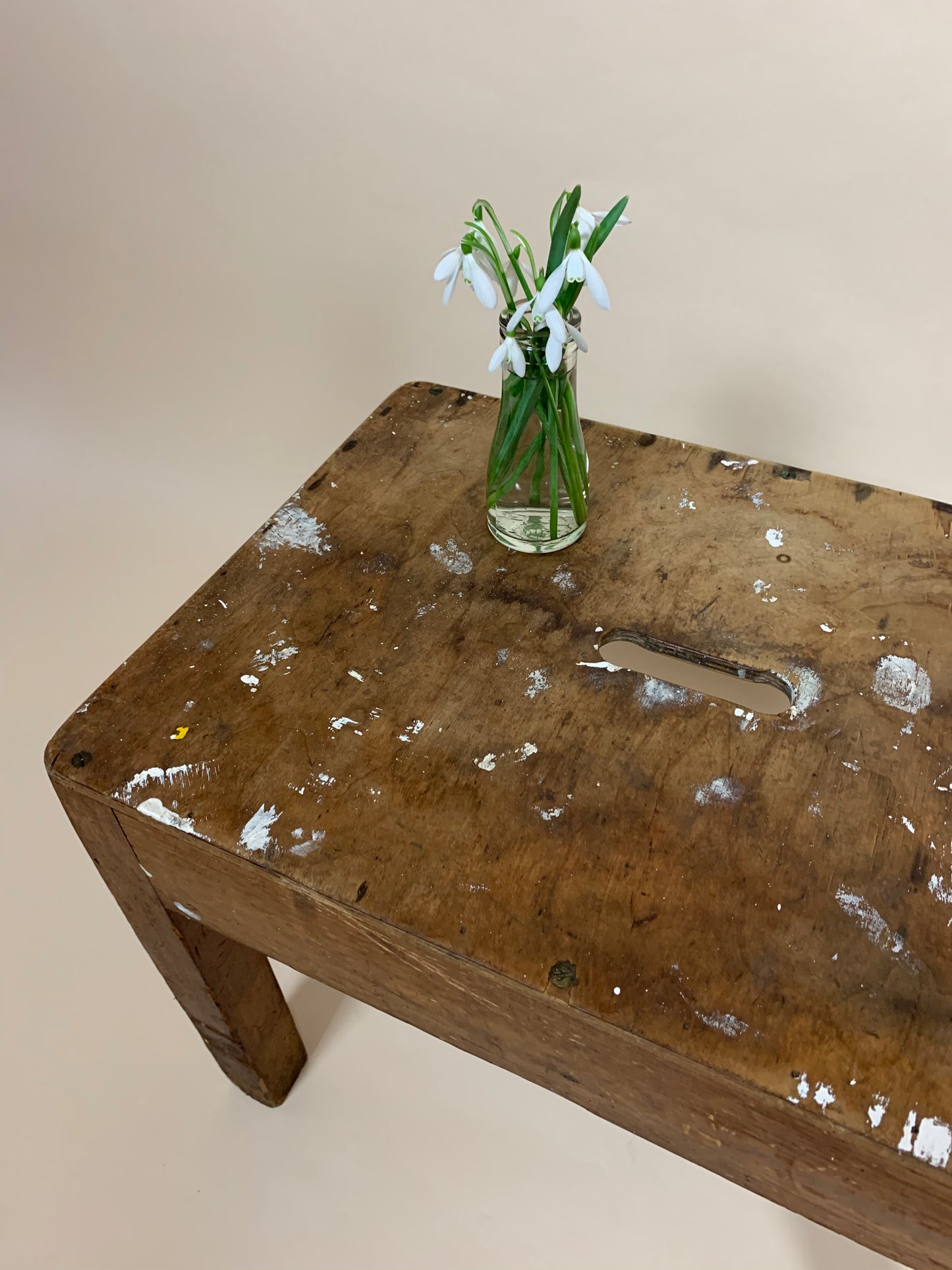 Der Holzhocker mit viel Patina