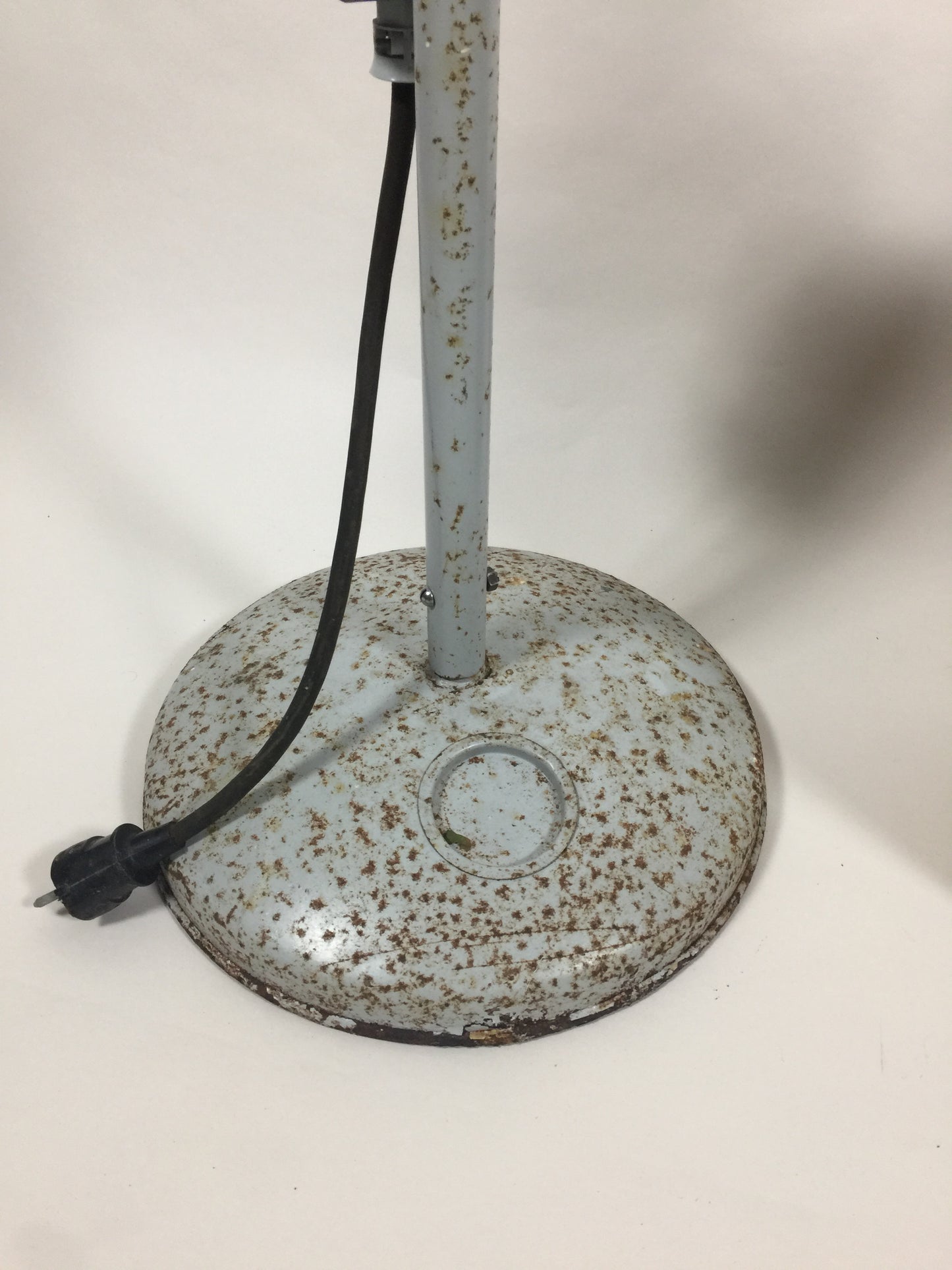 Industrielle und rohe Stehlampe