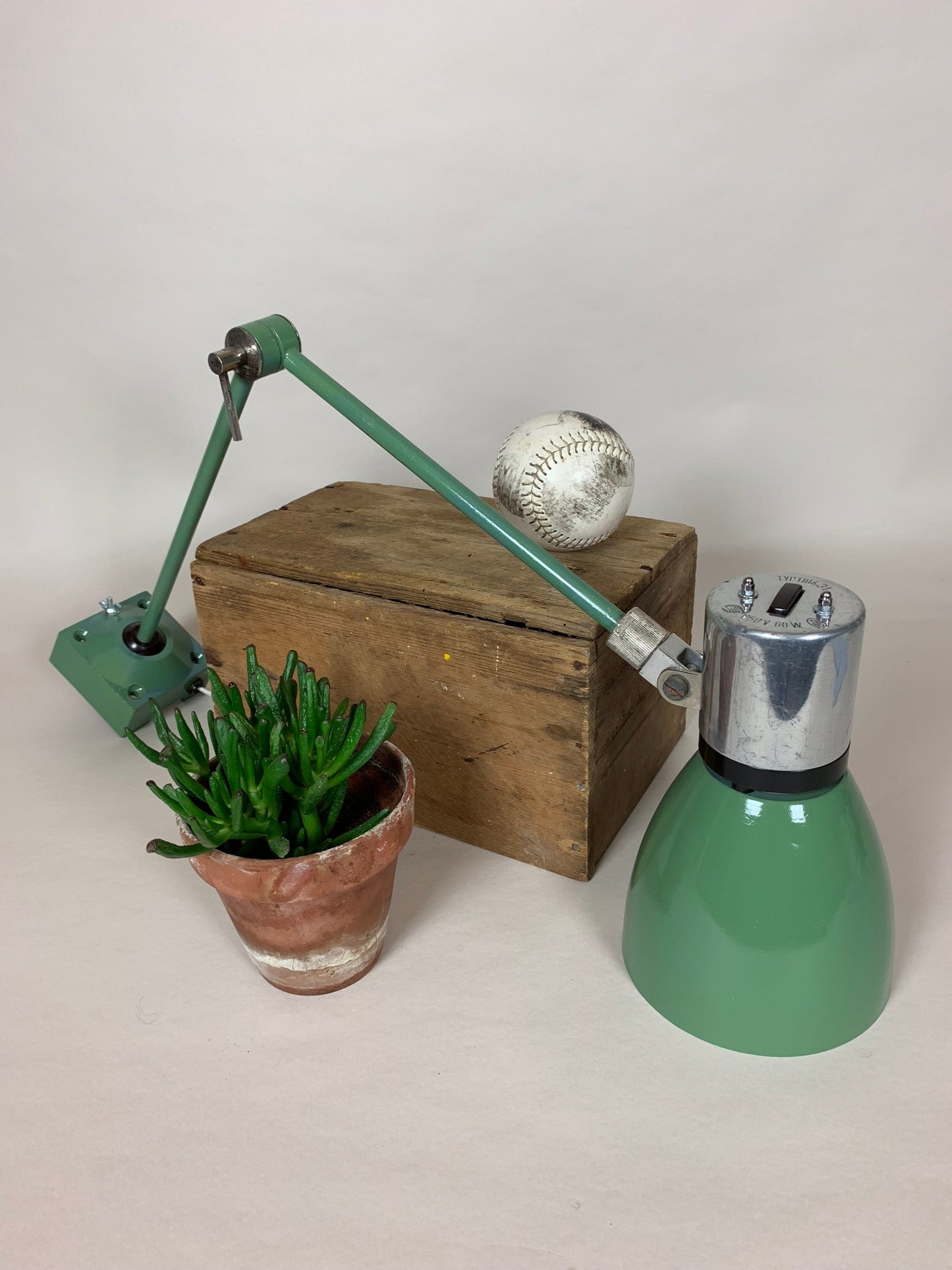 Schöne industrielle grüne Wand- oder Tischlampe