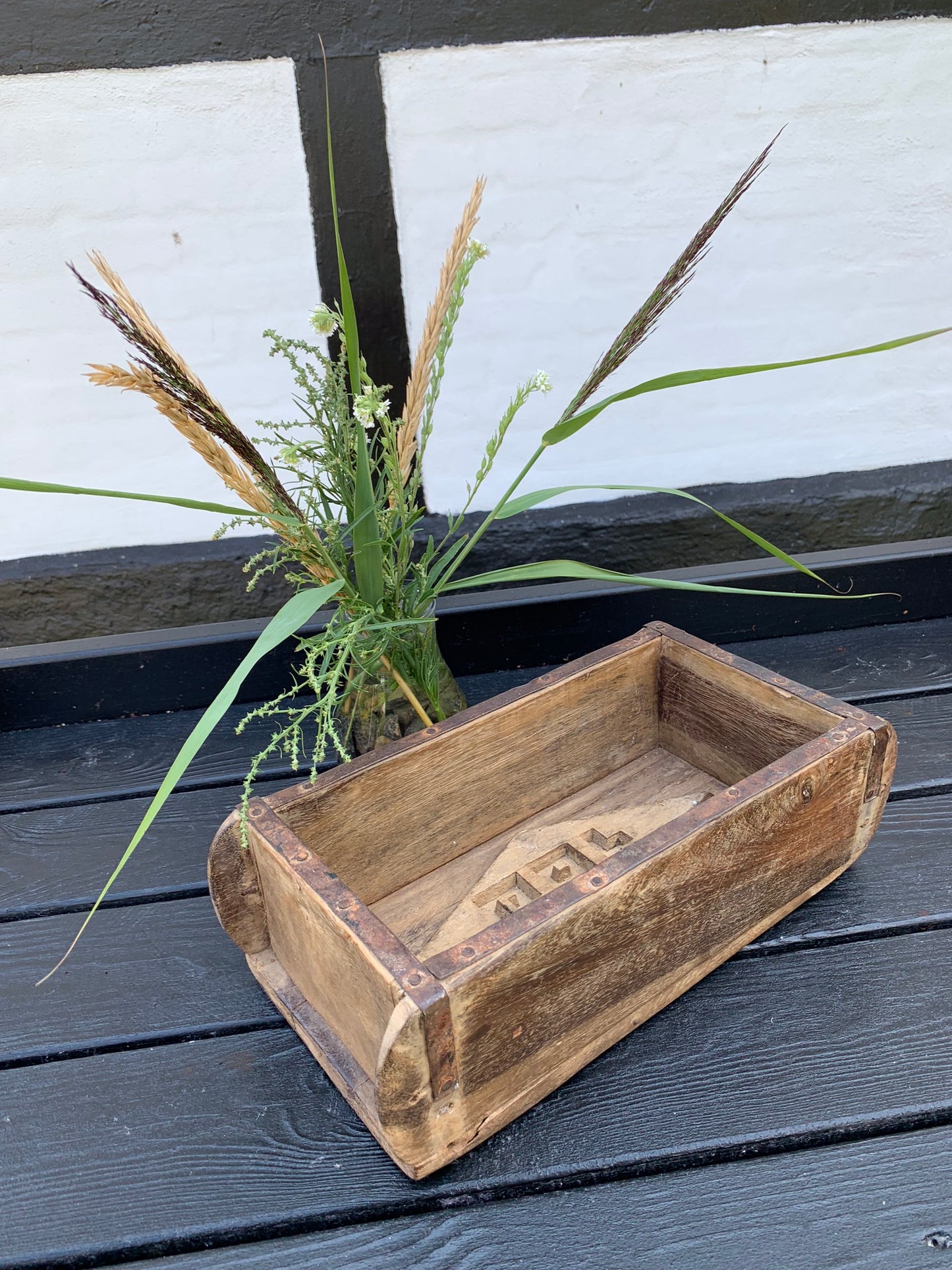 Backsteinform aus Holz mit Metallstempel am Boden
