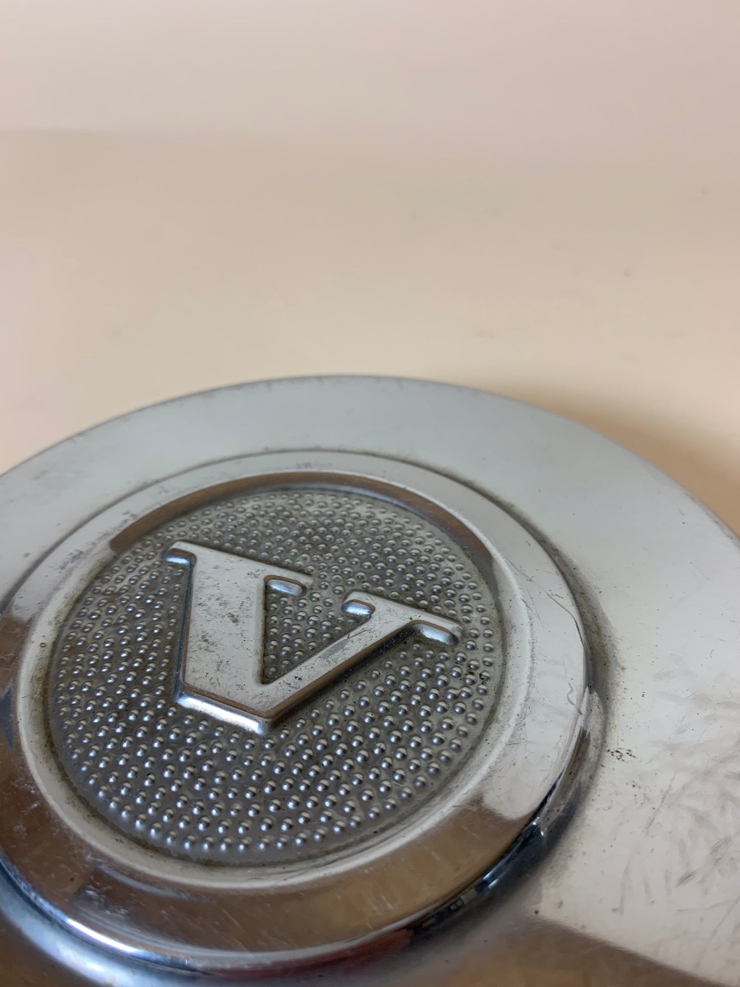 Schöne und dekorative Radabdeckung von einem alten Volvo