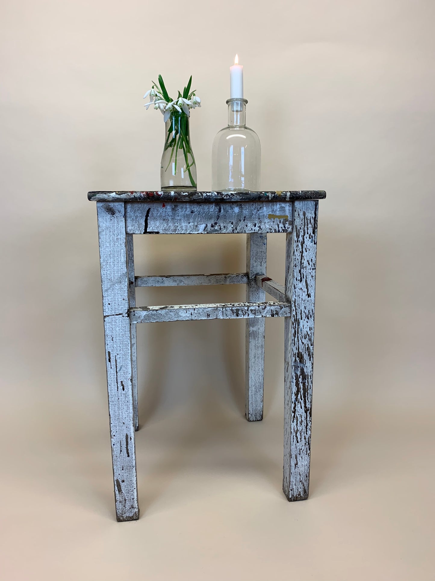 Kleiner Hocker mit viel schöner Patina