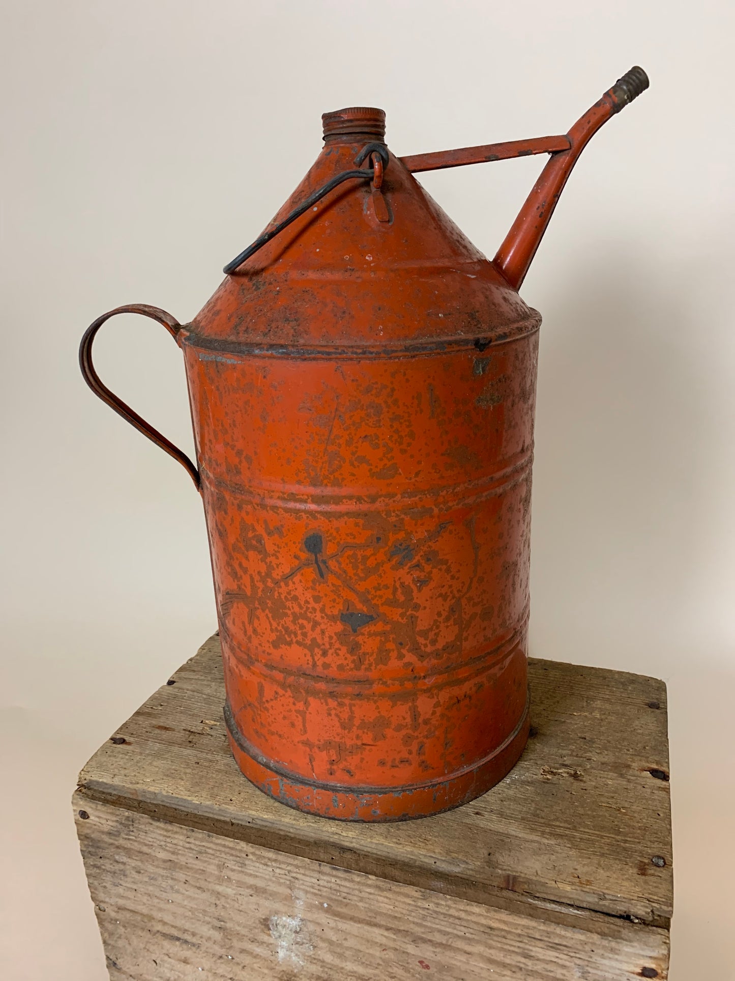Ölkrug mit viel Patina