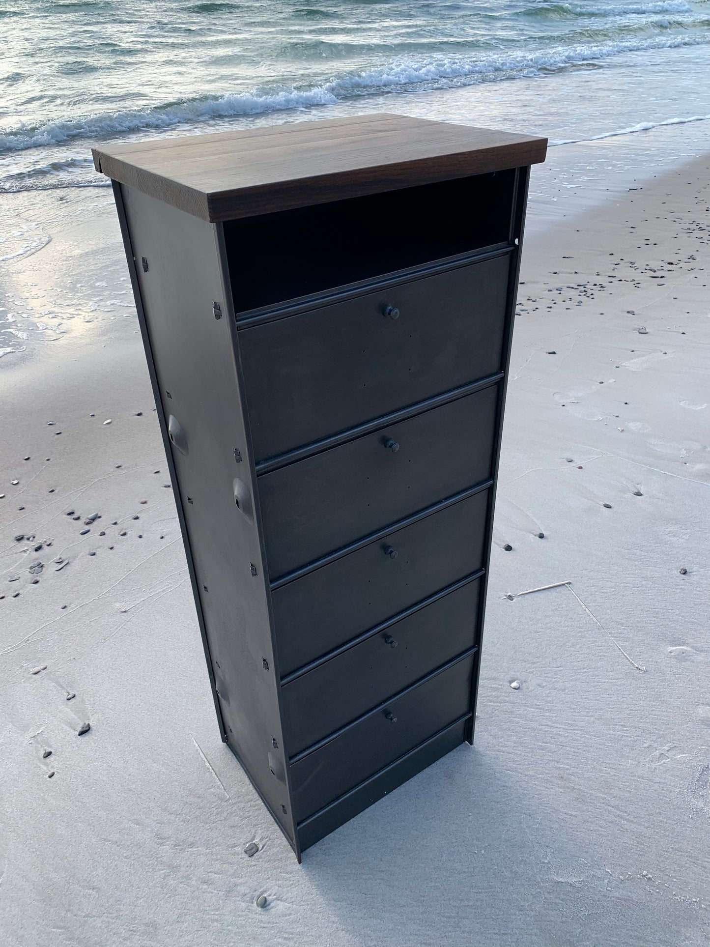 Bücherregal aus Metall mit Türen