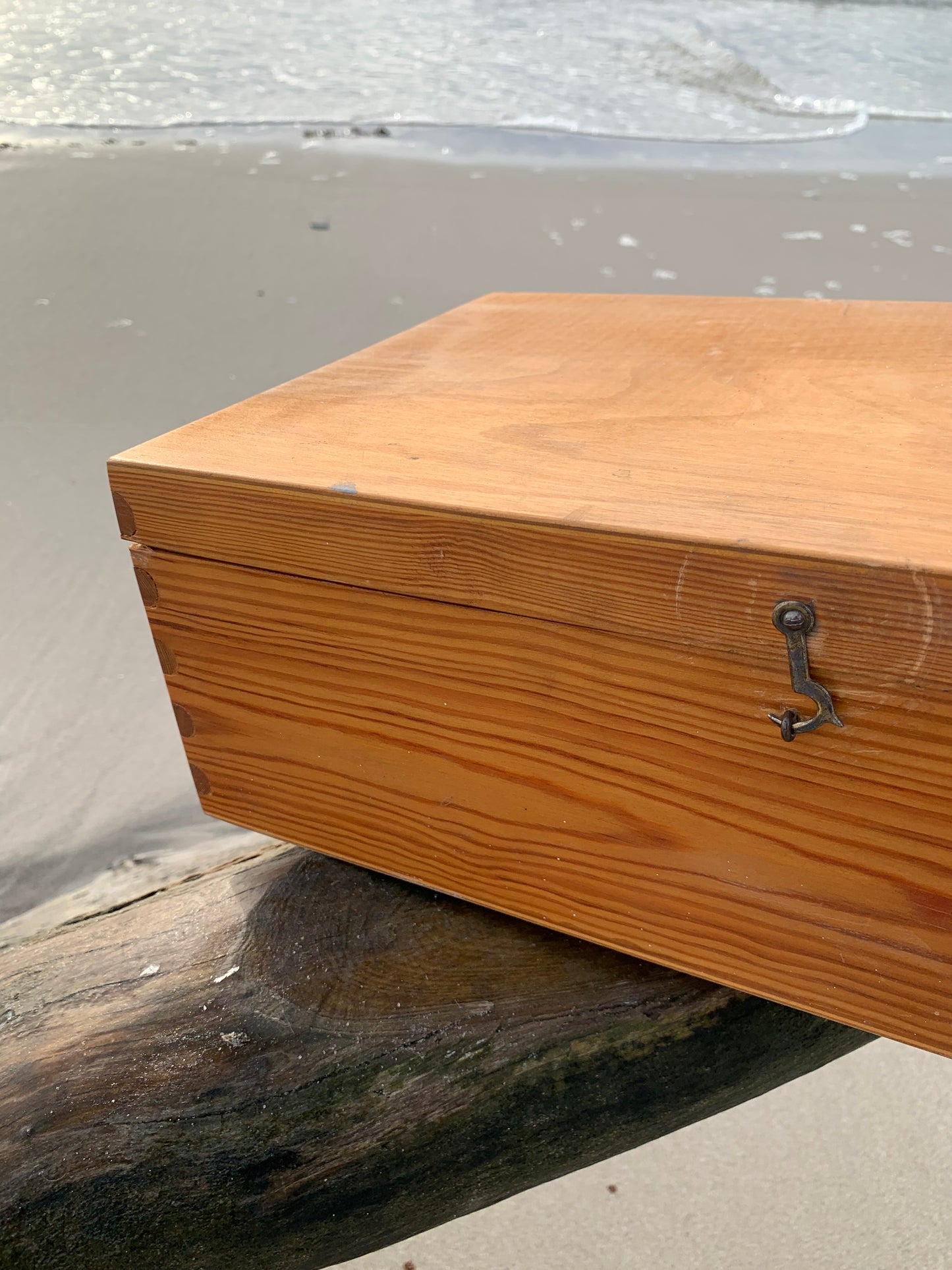 Holzkiste mit Deckel