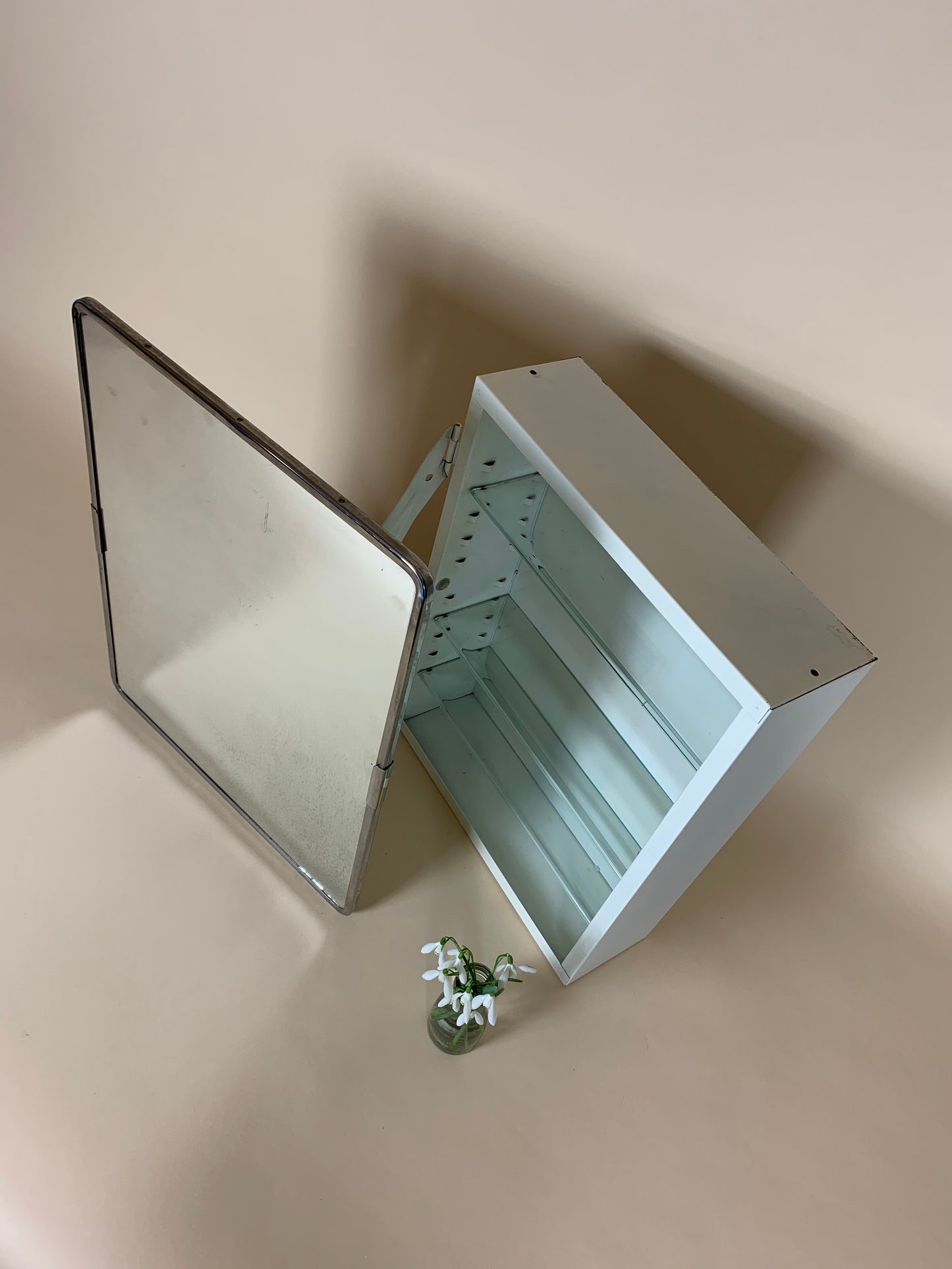 Medizinschrank im Rohstil mit Spiegel