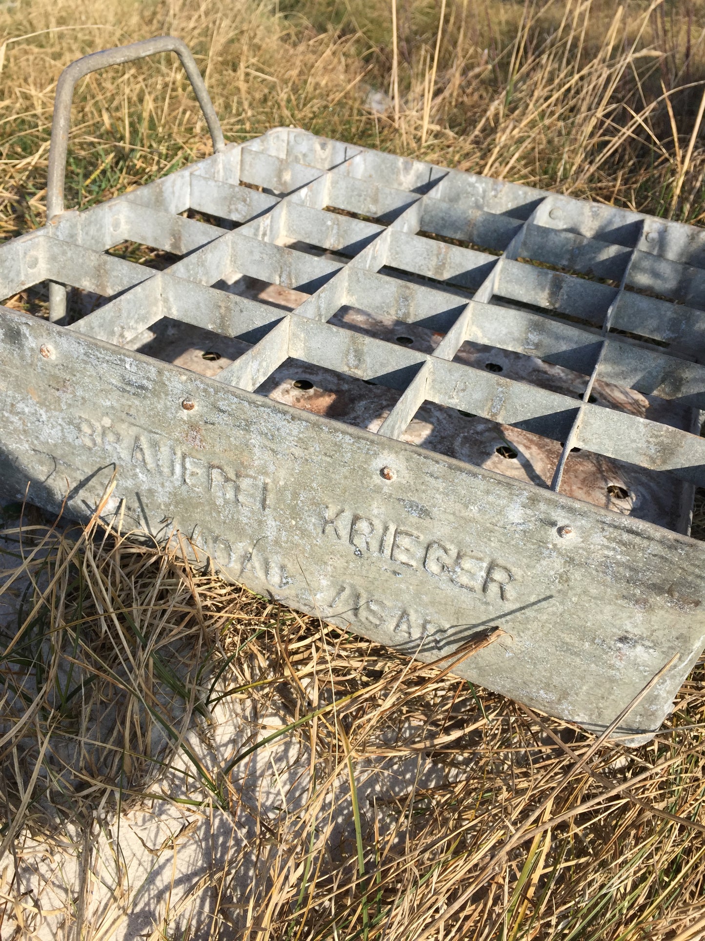 Rohe und köstliche Bierkiste aus Metall