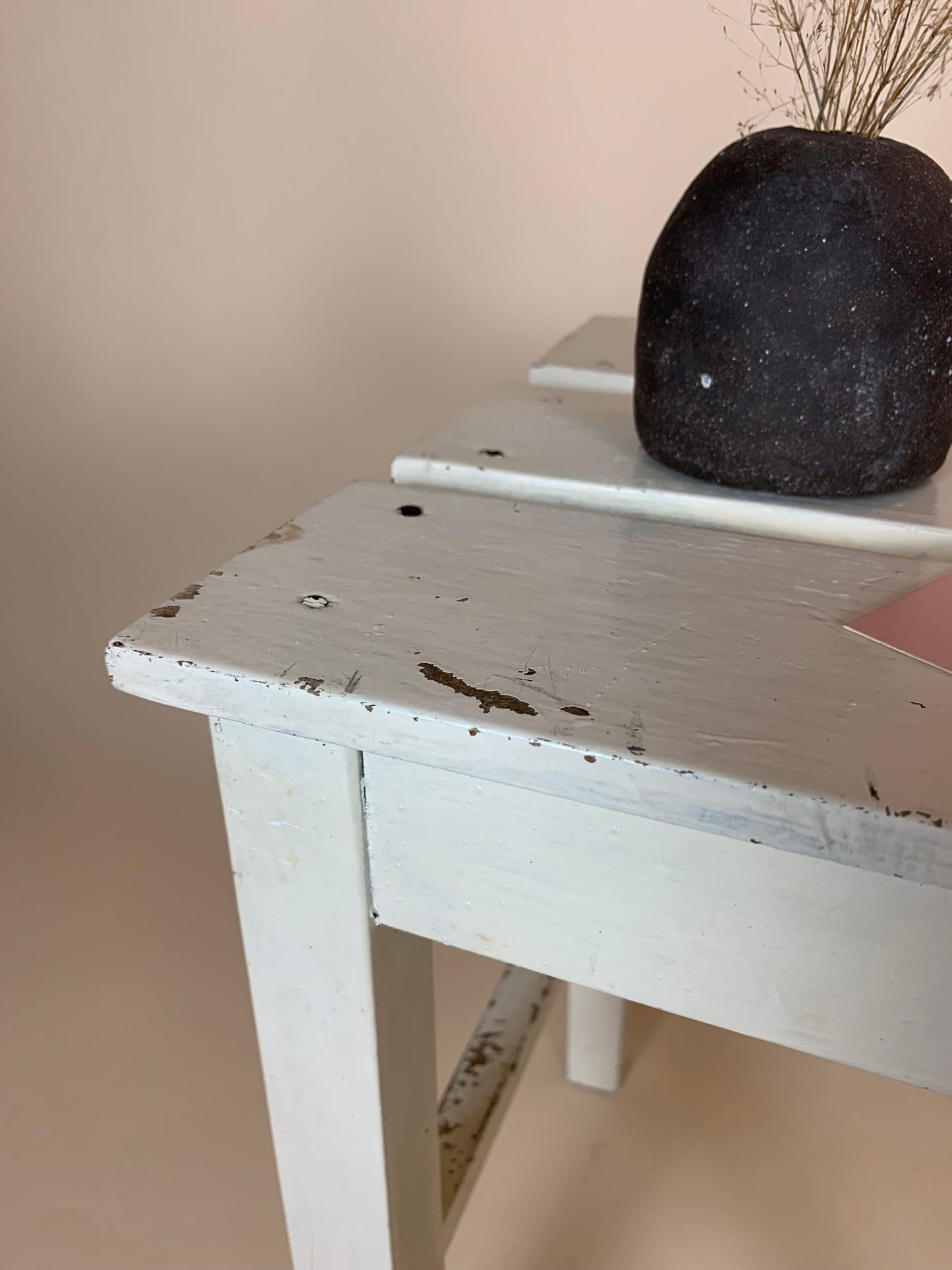 Alter Hocker mit schöner Patina