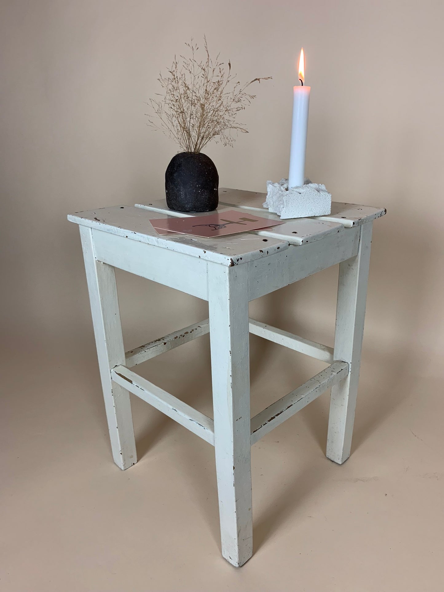 Alter Hocker mit schöner Patina