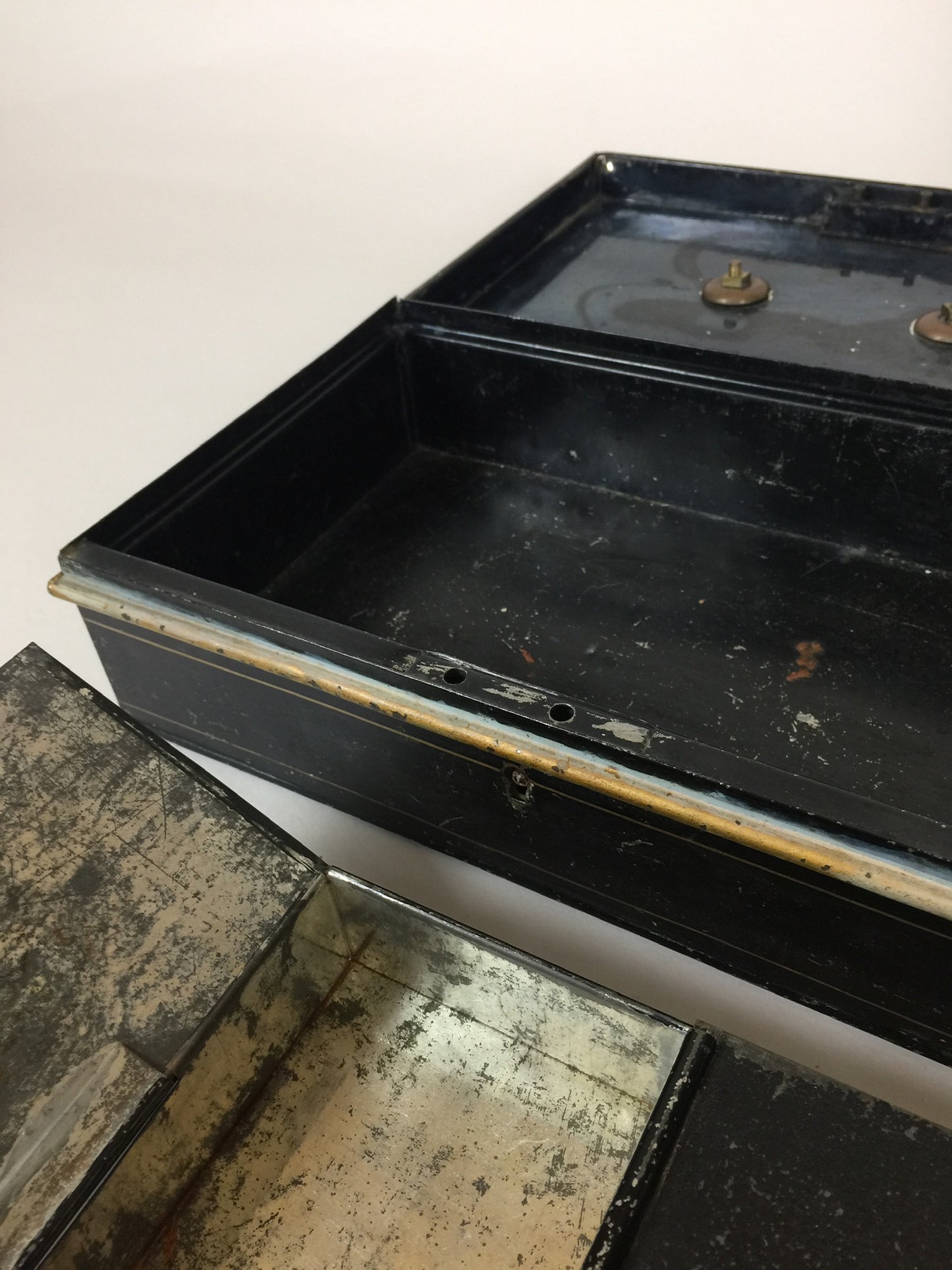 Schöne alte Metallbox mit einer Überraschung im Inneren